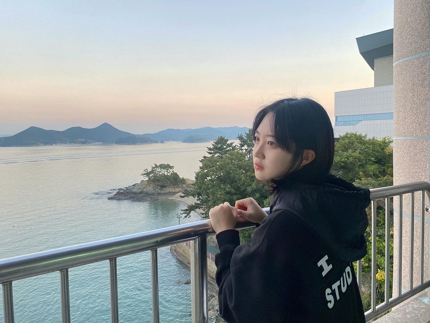 IAB Studio Woven Hoodie Black 착용 스타일 - 1