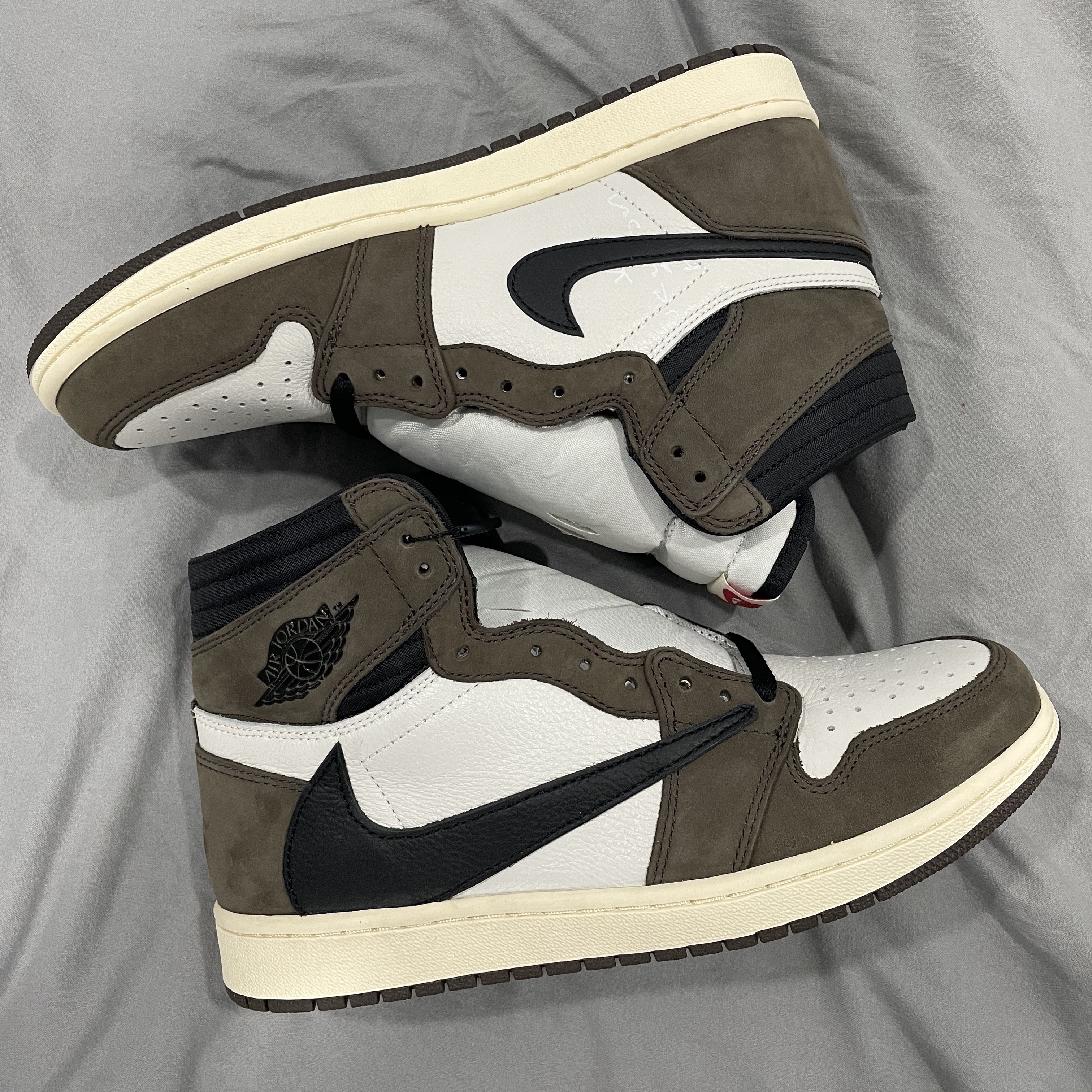 Jordan 1 x Travis Scott Retro High OG SP Mocha 착용 스타일 - 1