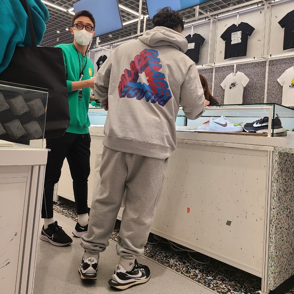 Helinox x Jordan Chair One, Nike x Sacai VaporWaffle Royal Fuchsia 착용 스타일 - 3