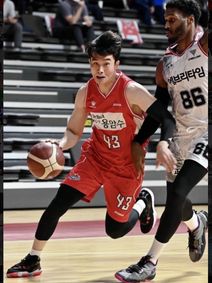 Jordan Zion 1 PF Black White Bright Crimson 착용 스타일 - 2