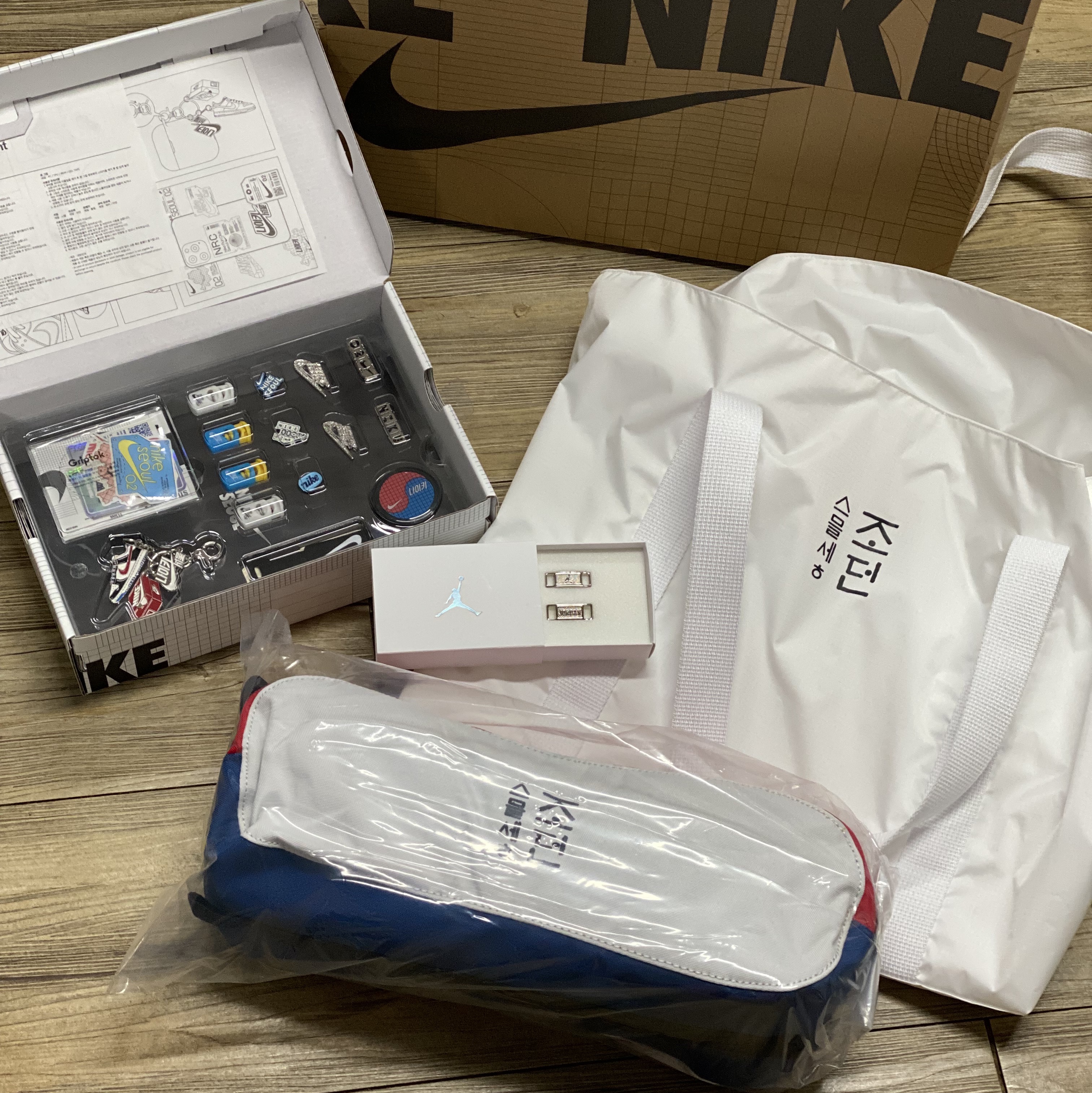 Helinox x Jordan Chair One, Nike x Sacai VaporWaffle Royal Fuchsia 착용 스타일 - 1