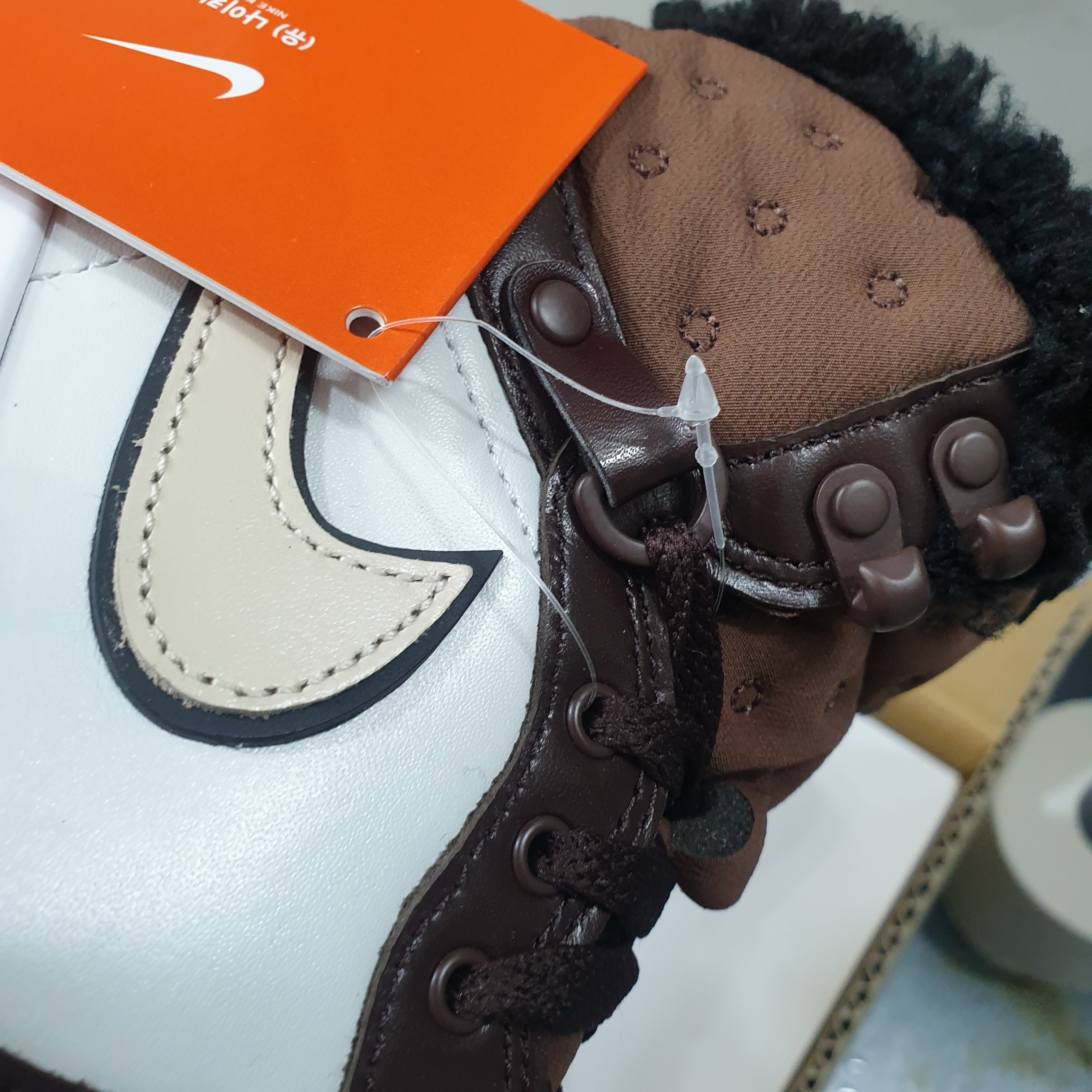 (W) Jordan 1 Acclimate Brown Basalt 착용 스타일 - 1