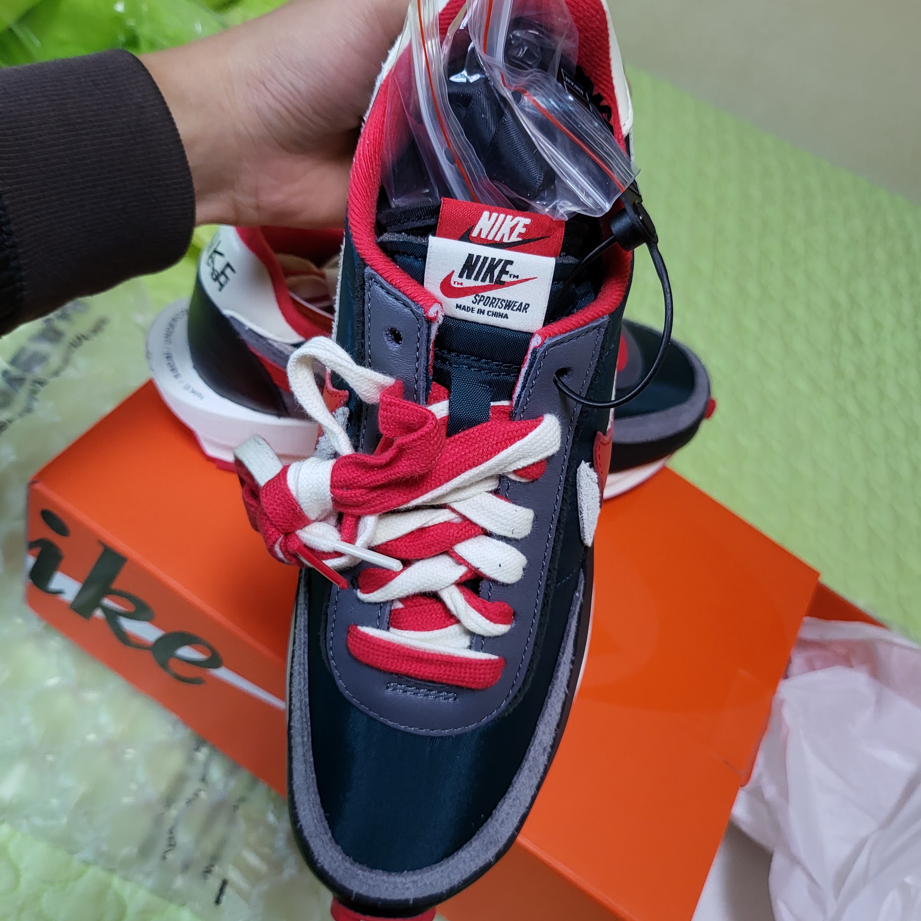 Nike x Sacai x Undercover LDWaffle Night Maroon Team Royal, Nike x Sacai x Undercover LDWaffle Midnight Spruce University Red 착용 스타일 - 4