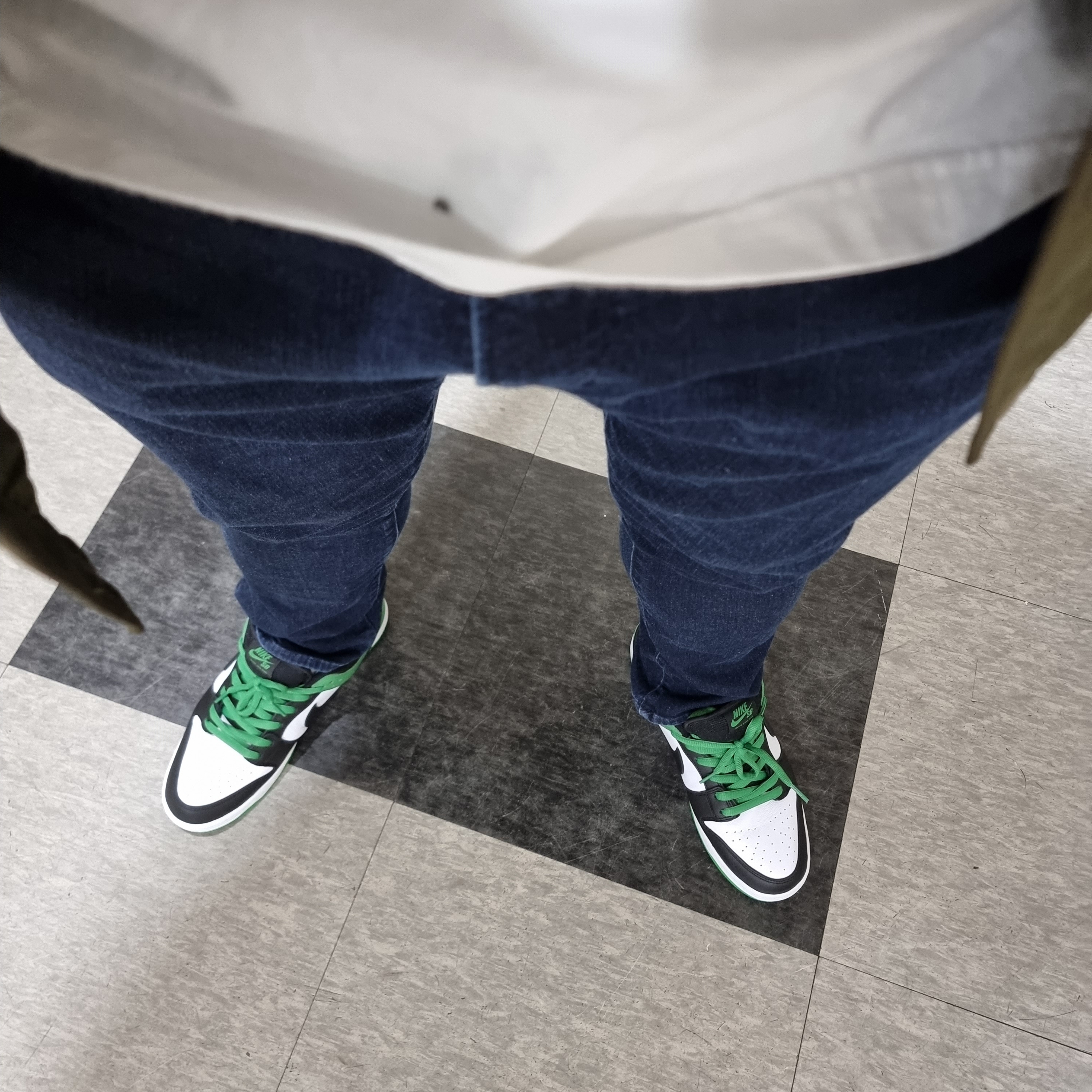 Nike SB Dunk Low Pro Black and Classic Green 착용 스타일 - 3