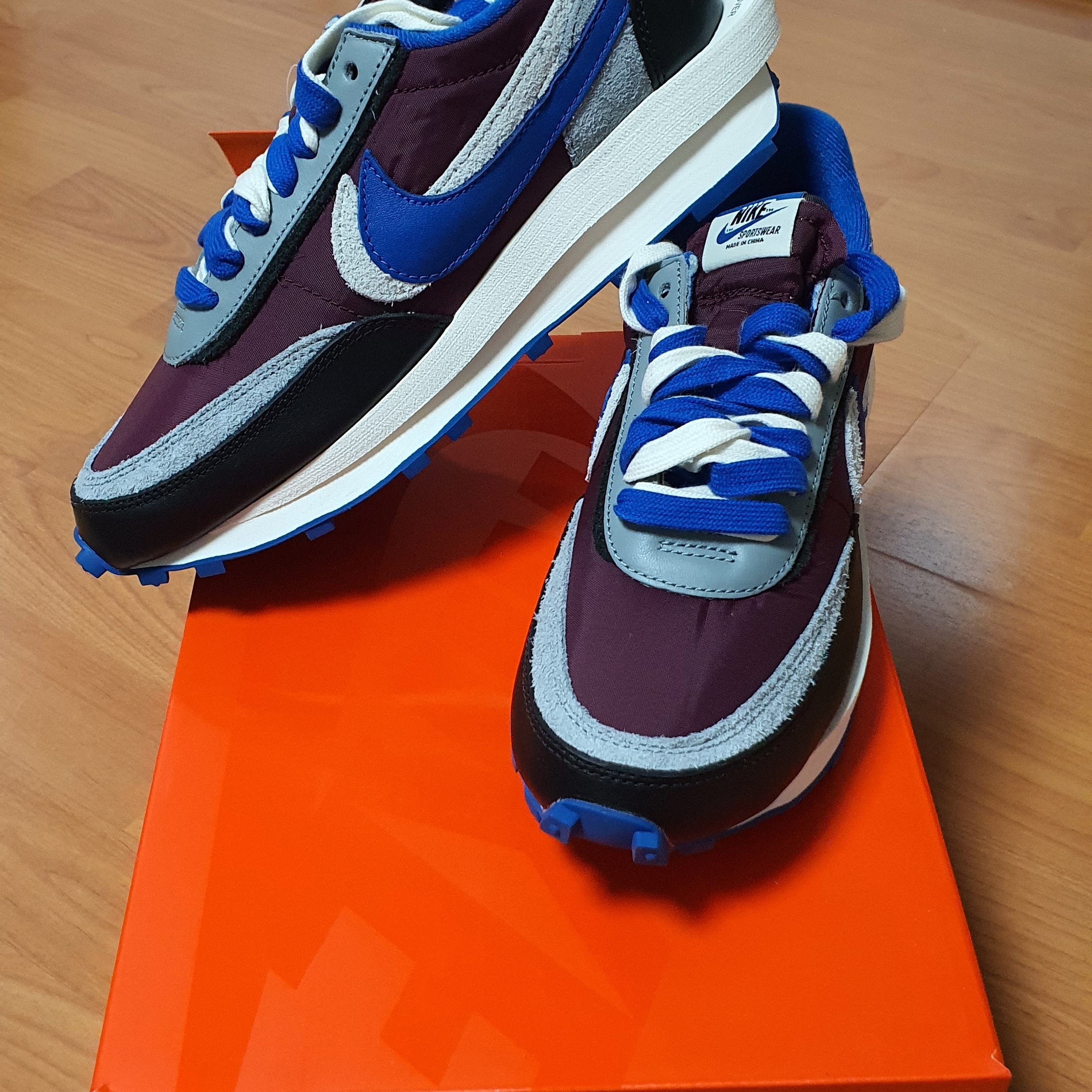 Nike x Sacai x Undercover LDWaffle Night Maroon Team Royal 착용 스타일 - 2