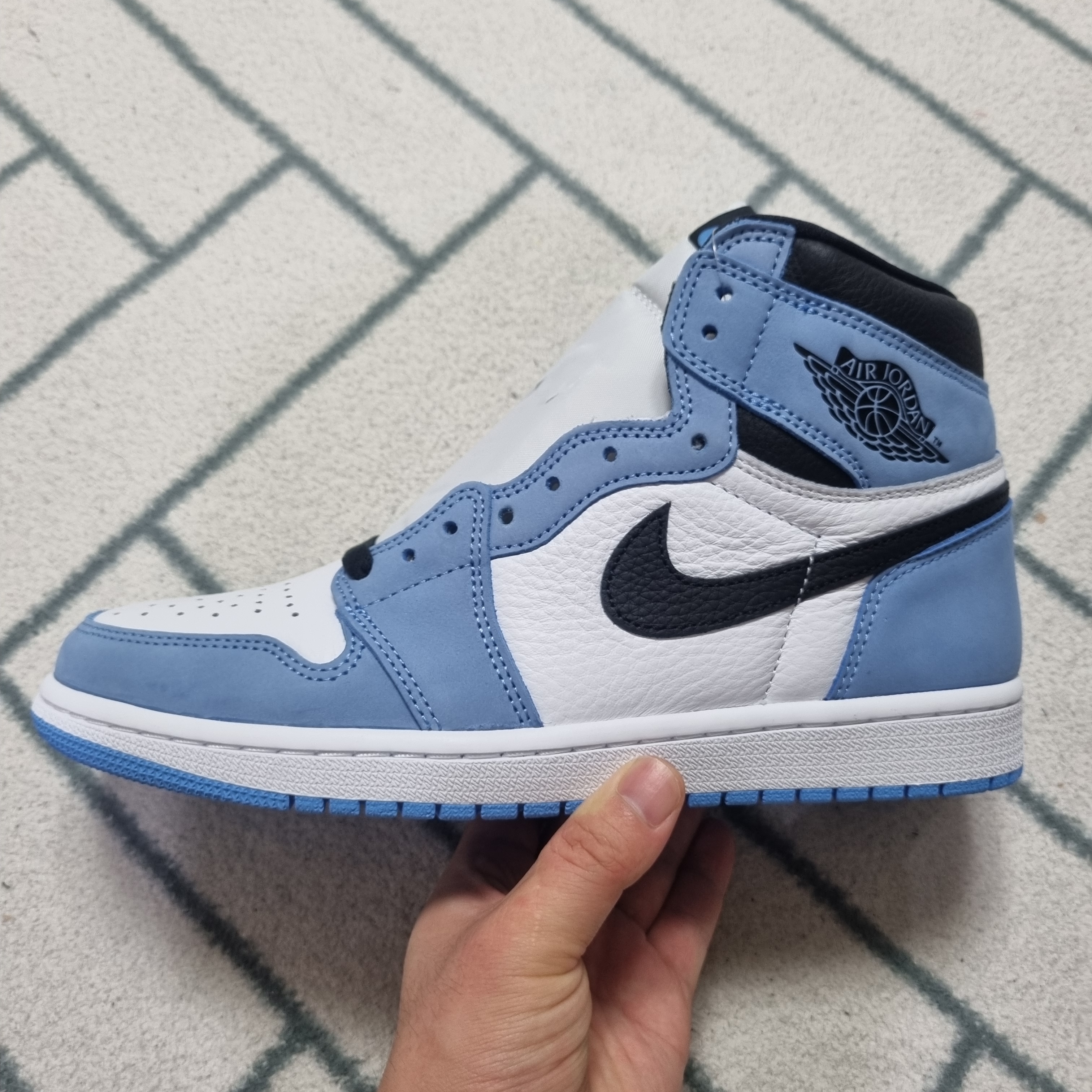Jordan 1 Retro High OG University Blue 착용 스타일 - 2