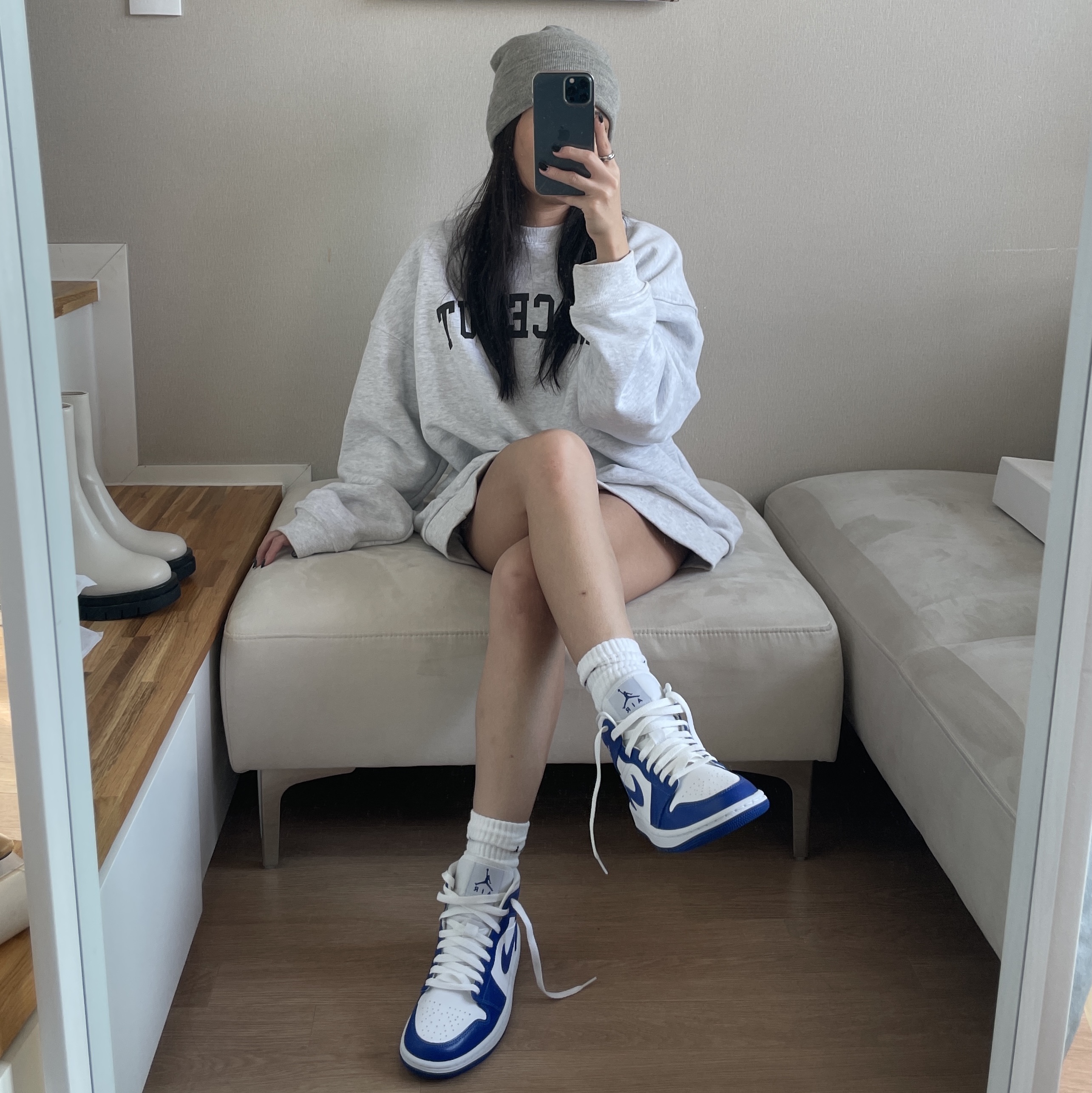 (W) Jordan 1 Mid White Hyper Royal 착용 스타일
