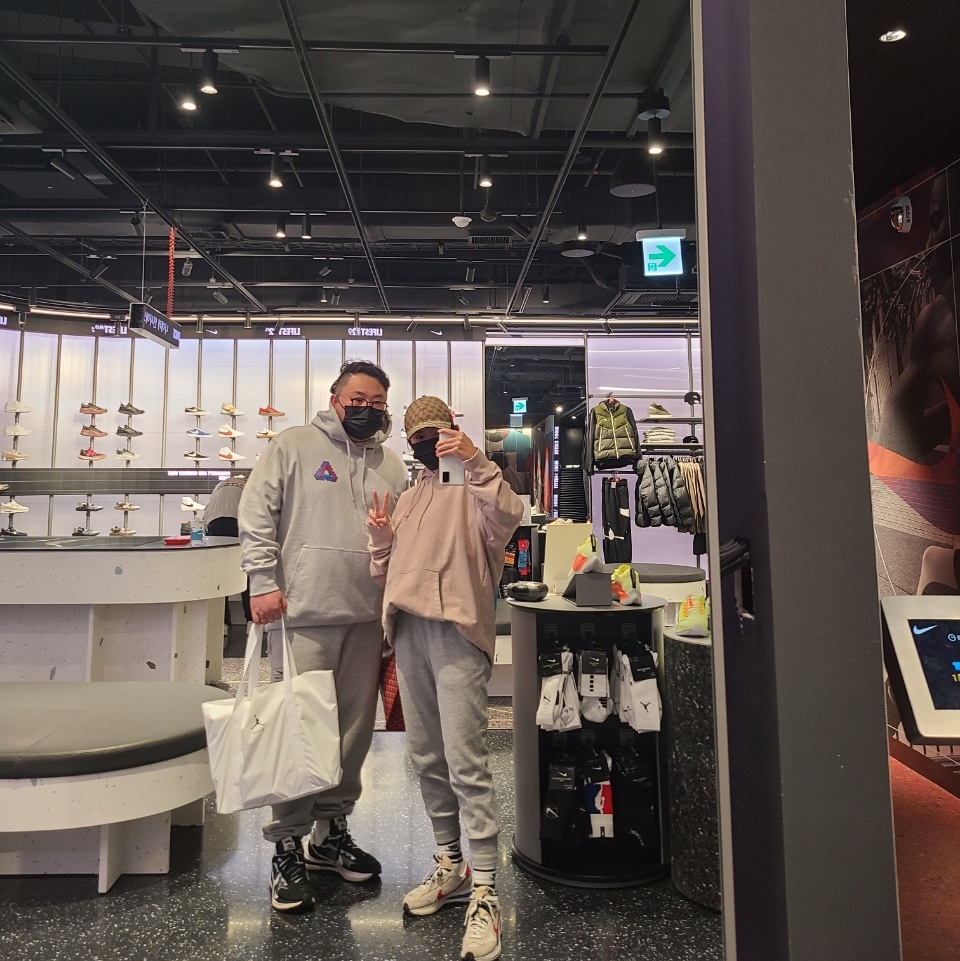 Helinox x Jordan Chair One, Nike x Sacai VaporWaffle Royal Fuchsia 착용 스타일 - 2
