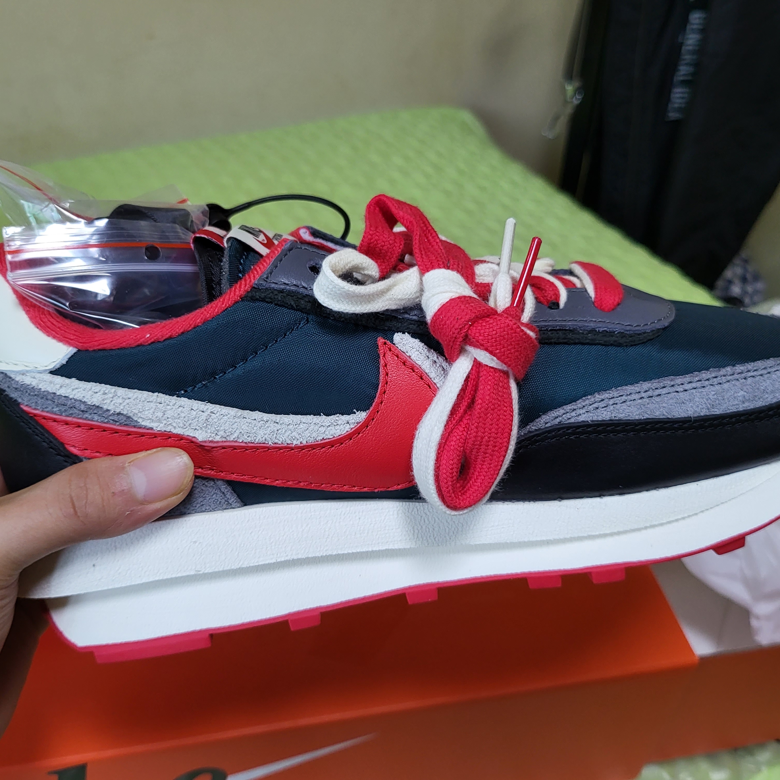 Nike x Sacai x Undercover LDWaffle Night Maroon Team Royal, Nike x Sacai x Undercover LDWaffle Midnight Spruce University Red 착용 스타일 - 3