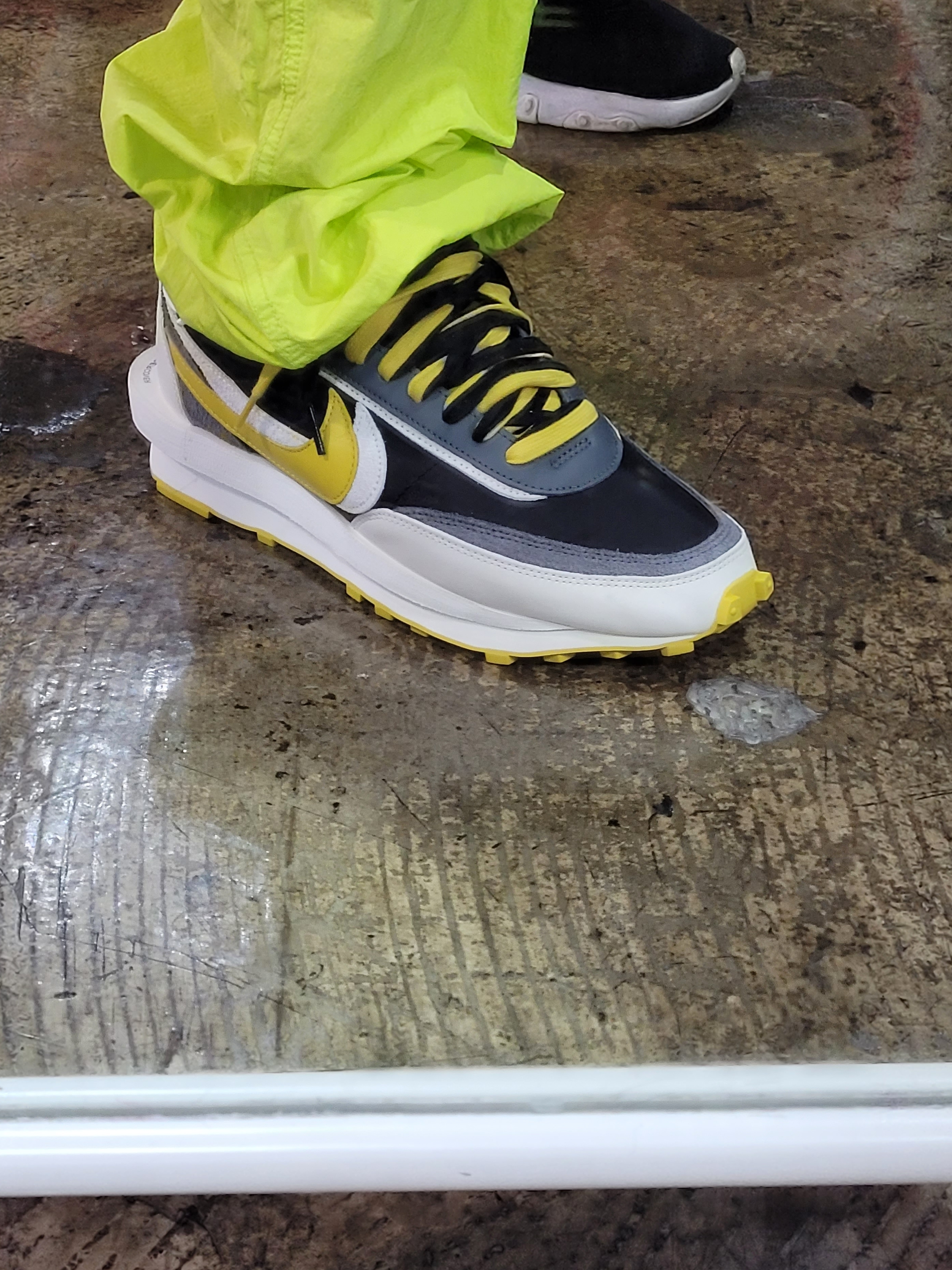 Nike x Sacai x Undercover LDWaffle Black Bright Citron, Nike x Stussy Beach Pants Bright Cactus 착용 스타일 - 2
