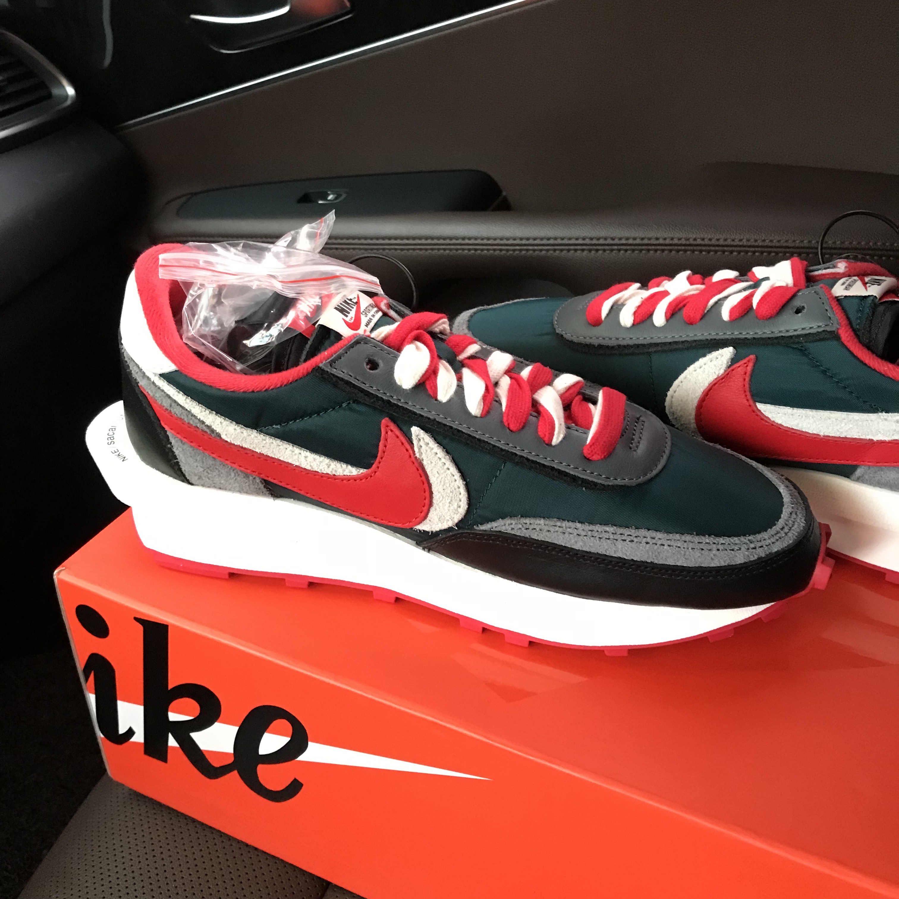 Nike x Sacai x Undercover LDWaffle Midnight Spruce University Red 착용 스타일 - 4