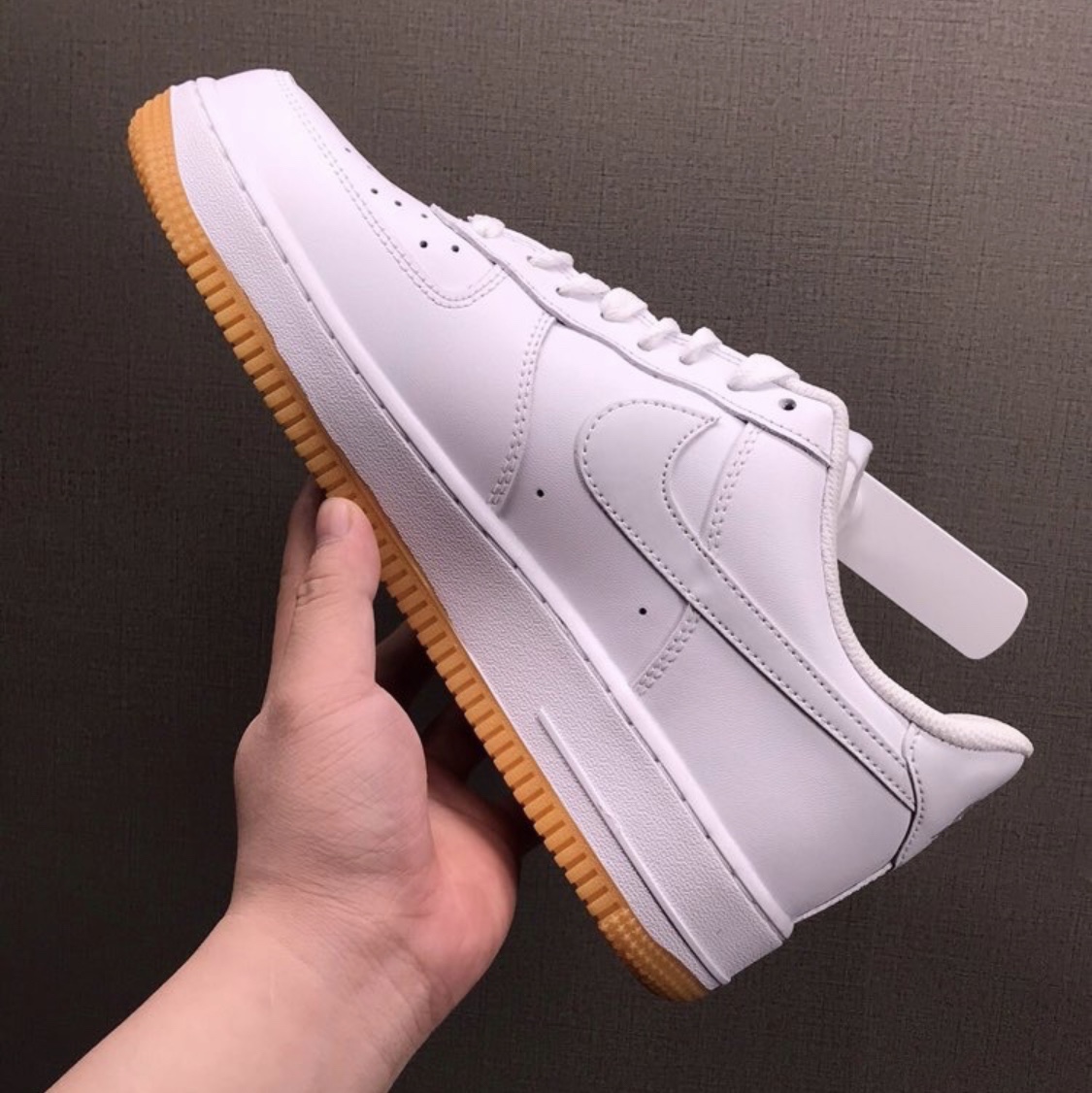 Nike Air Force 1 '07 White Gum Light Brown 착용 스타일 - 1