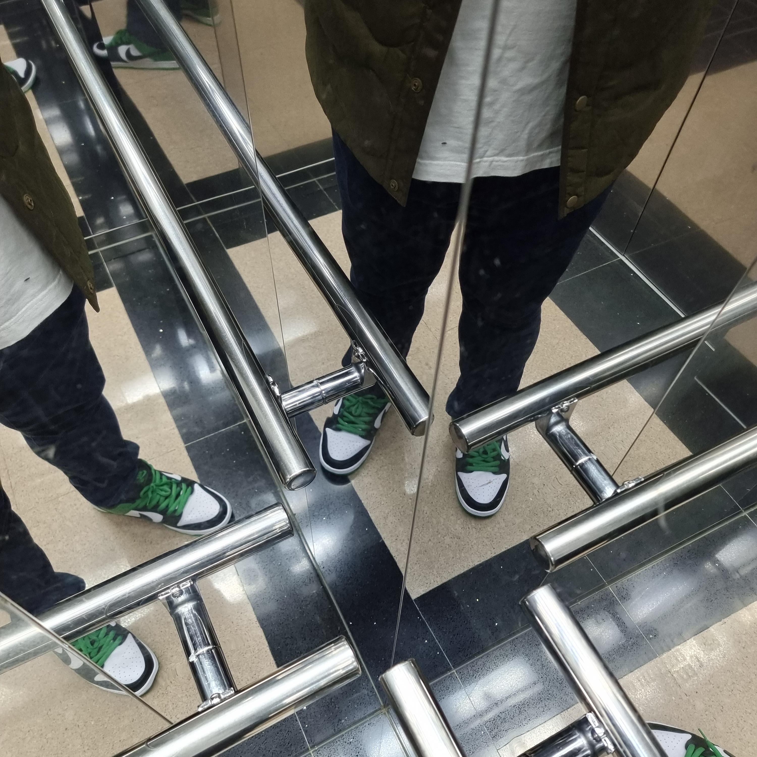Nike SB Dunk Low Pro Black and Classic Green 착용 스타일 - 2