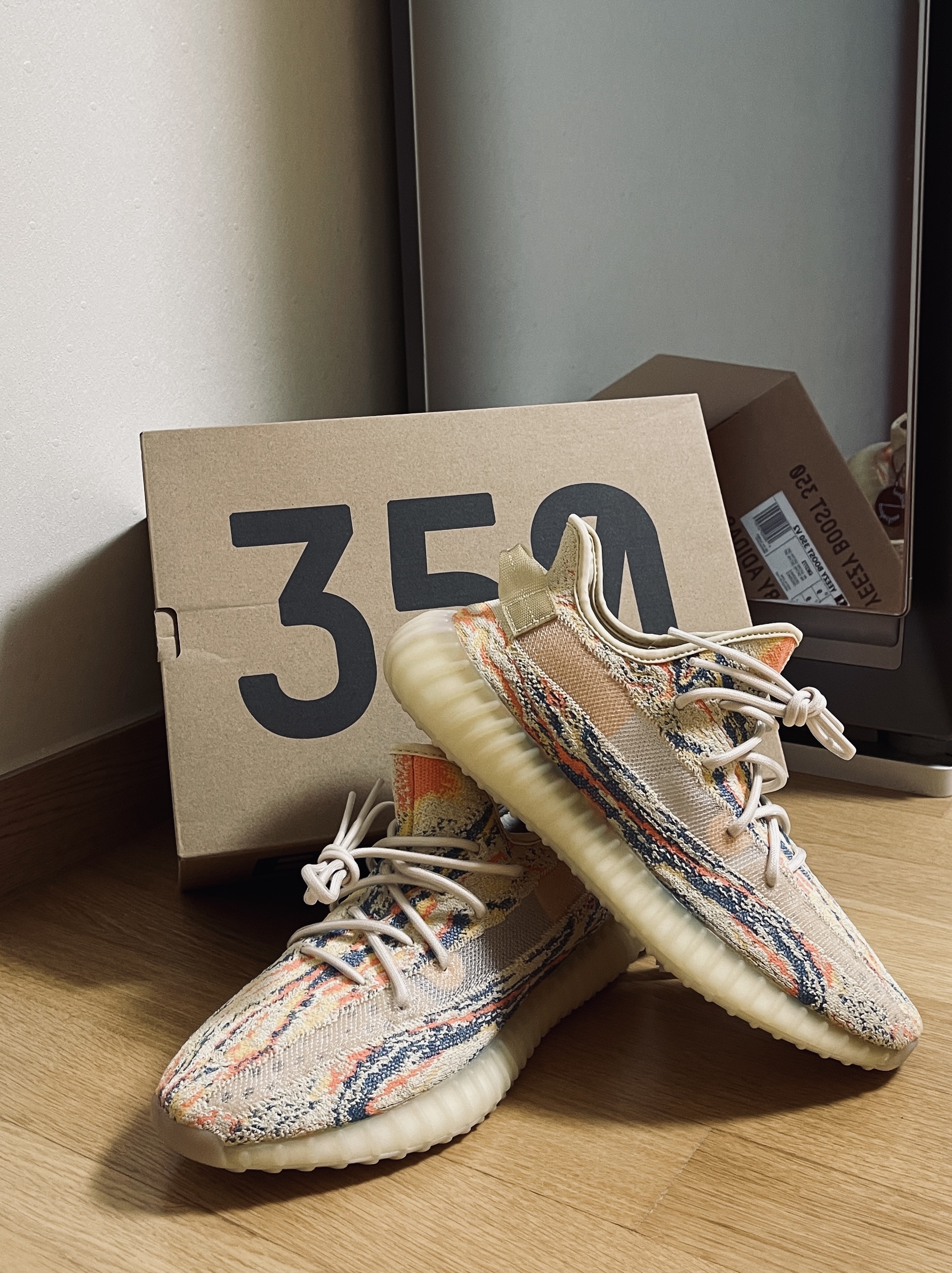 Adidas Yeezy Boost 350 V2 MX Oat 착용 스타일 - 1