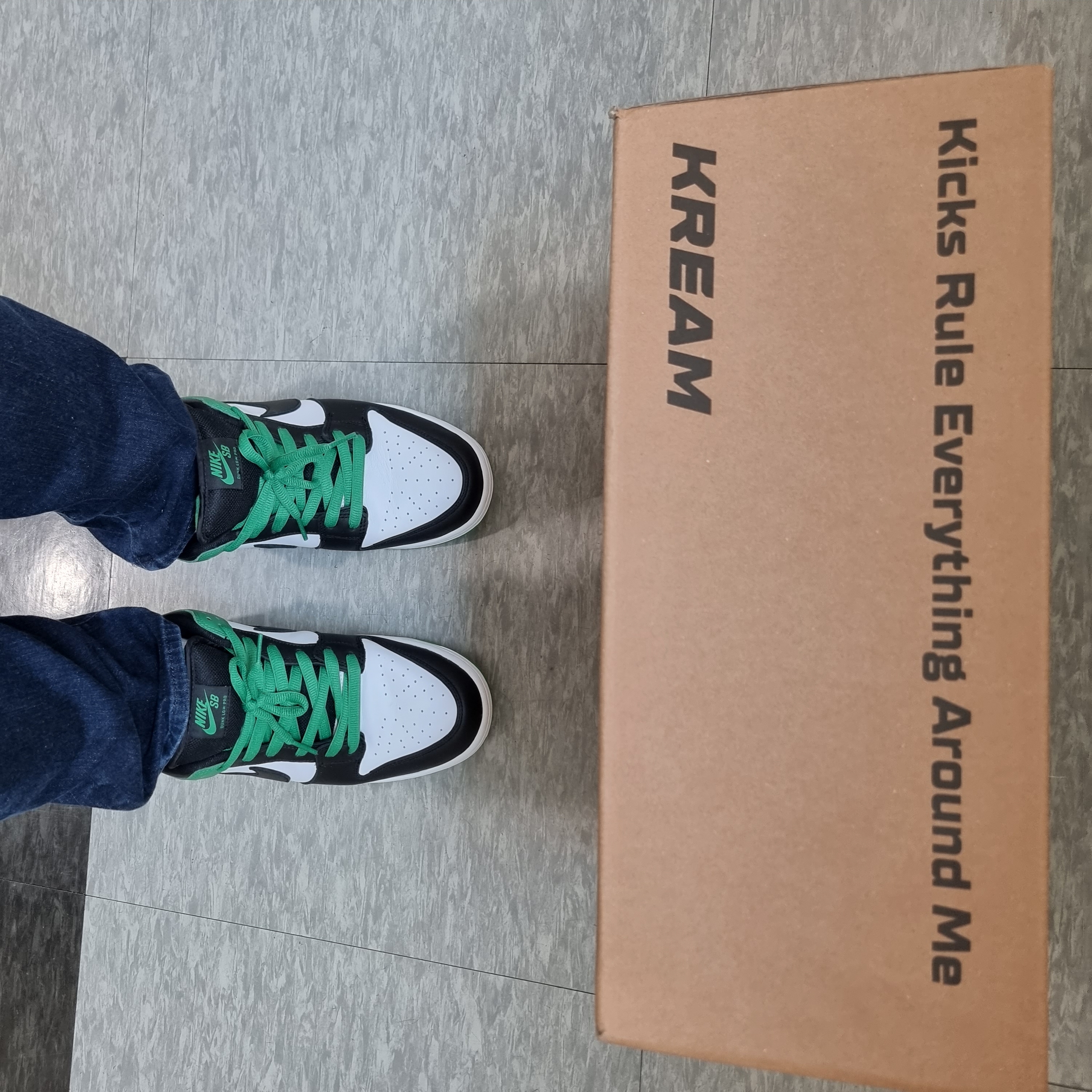 Nike SB Dunk Low Pro Black and Classic Green 착용 스타일 - 1