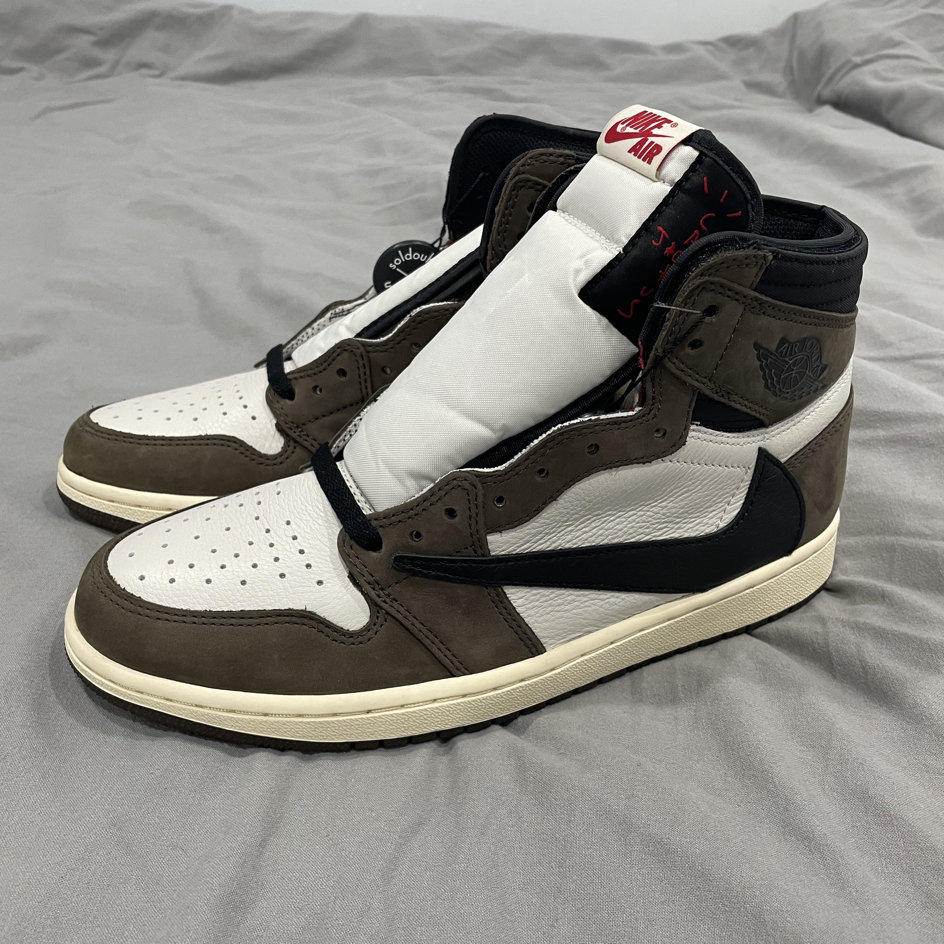 Jordan 1 x Travis Scott Retro High OG SP Mocha 착용 스타일 - 2