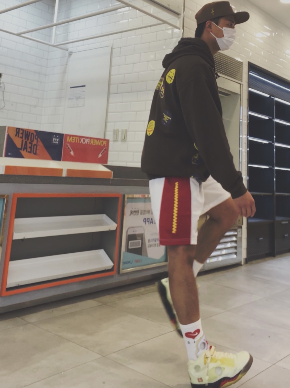 Jordan 5 x Off-White Retro SP Sail Fire Red 착용 스타일 - 1