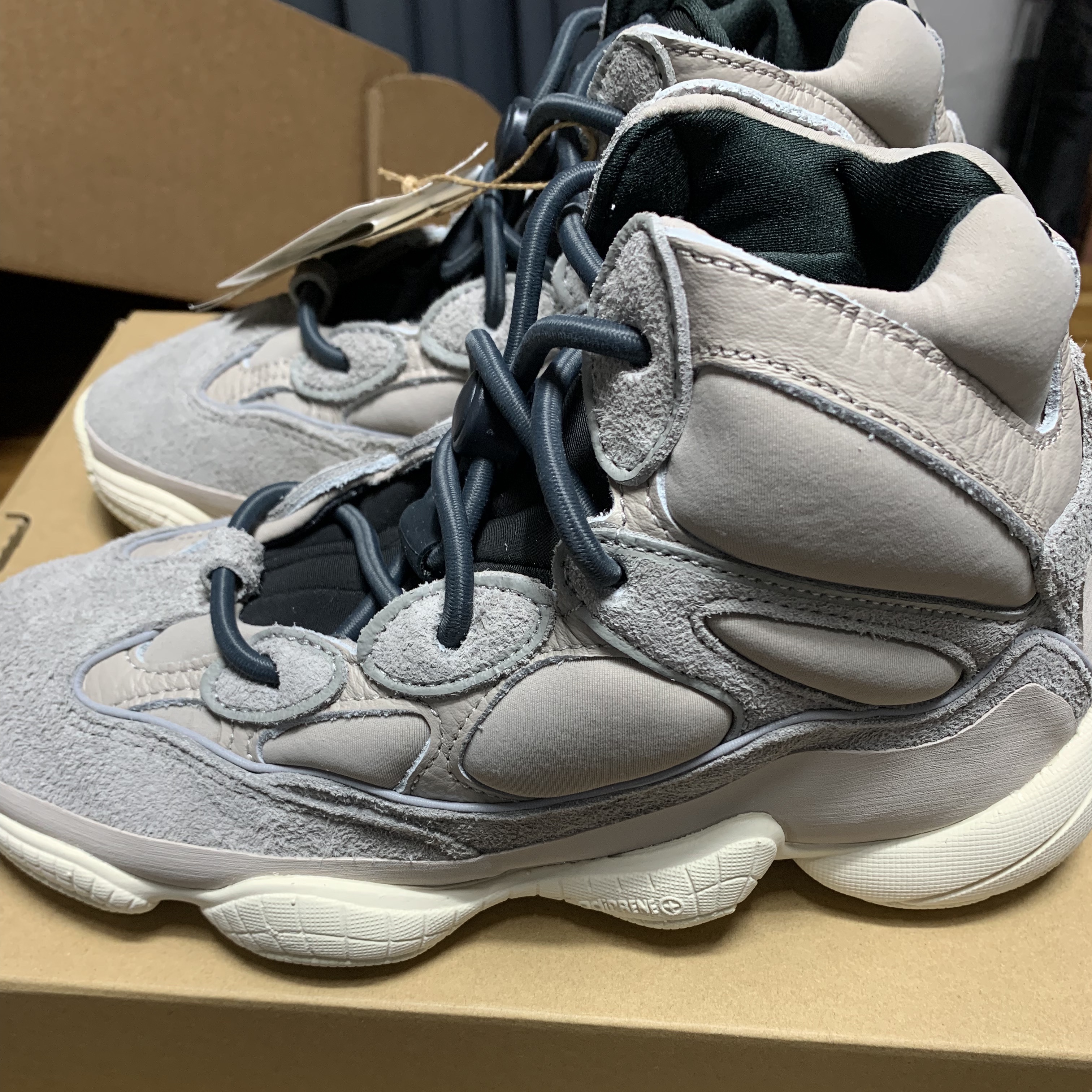 Adidas Yeezy 500 High Mist Stone 착용 스타일