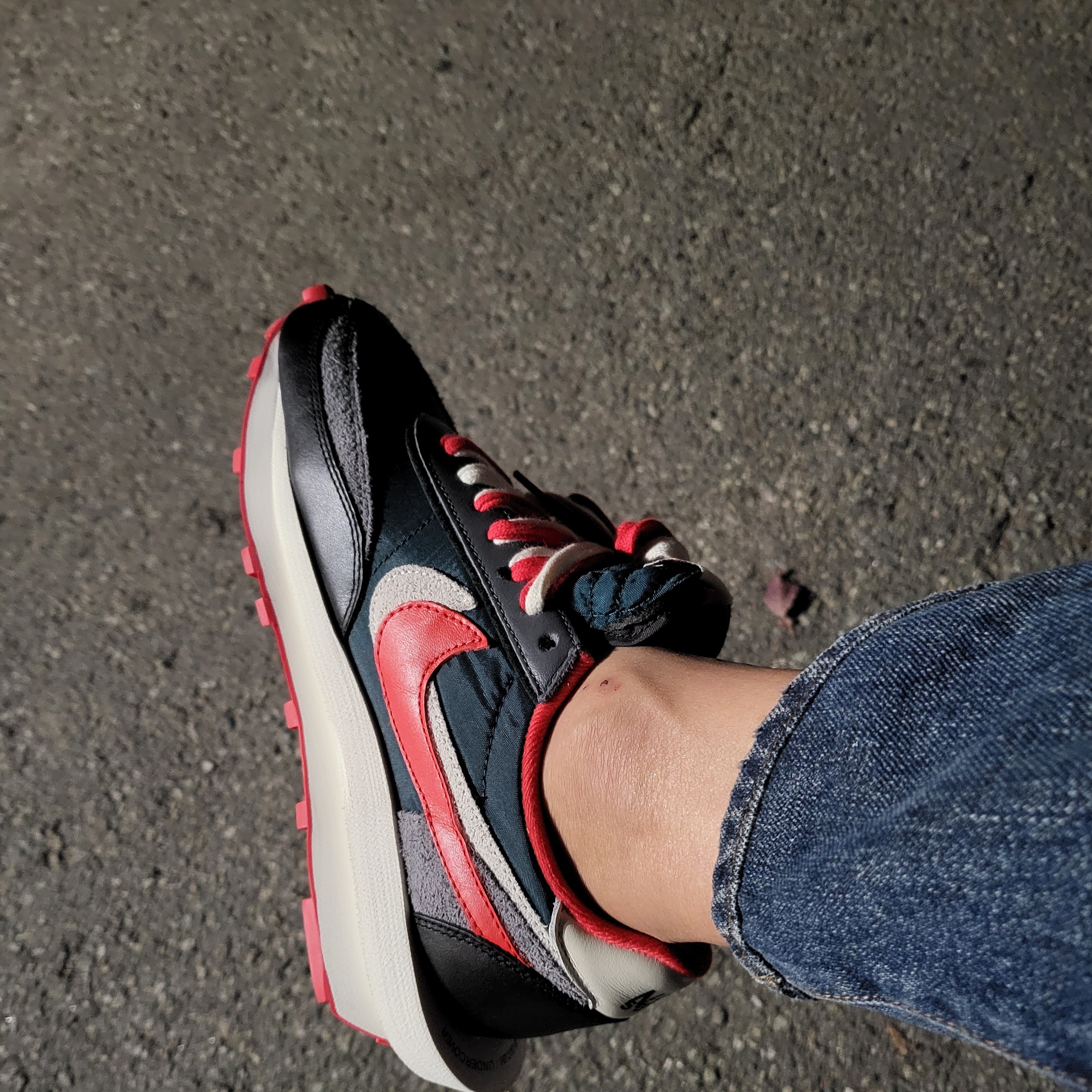 Nike x Sacai x Undercover LDWaffle Night Maroon Team Royal, Nike x Sacai x Undercover LDWaffle Midnight Spruce University Red 착용 스타일 - 5