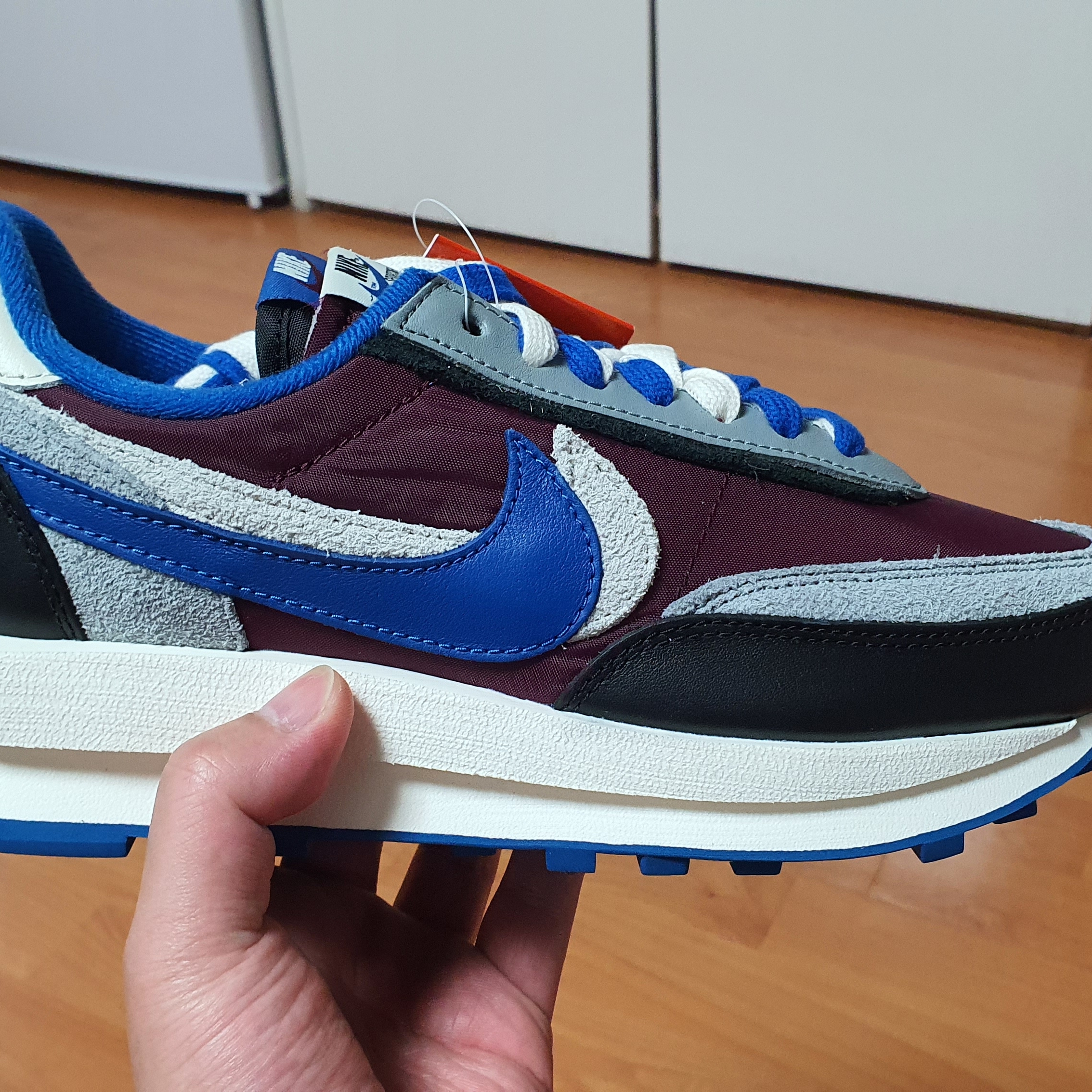 Nike x Sacai x Undercover LDWaffle Night Maroon Team Royal 착용 스타일 - 3