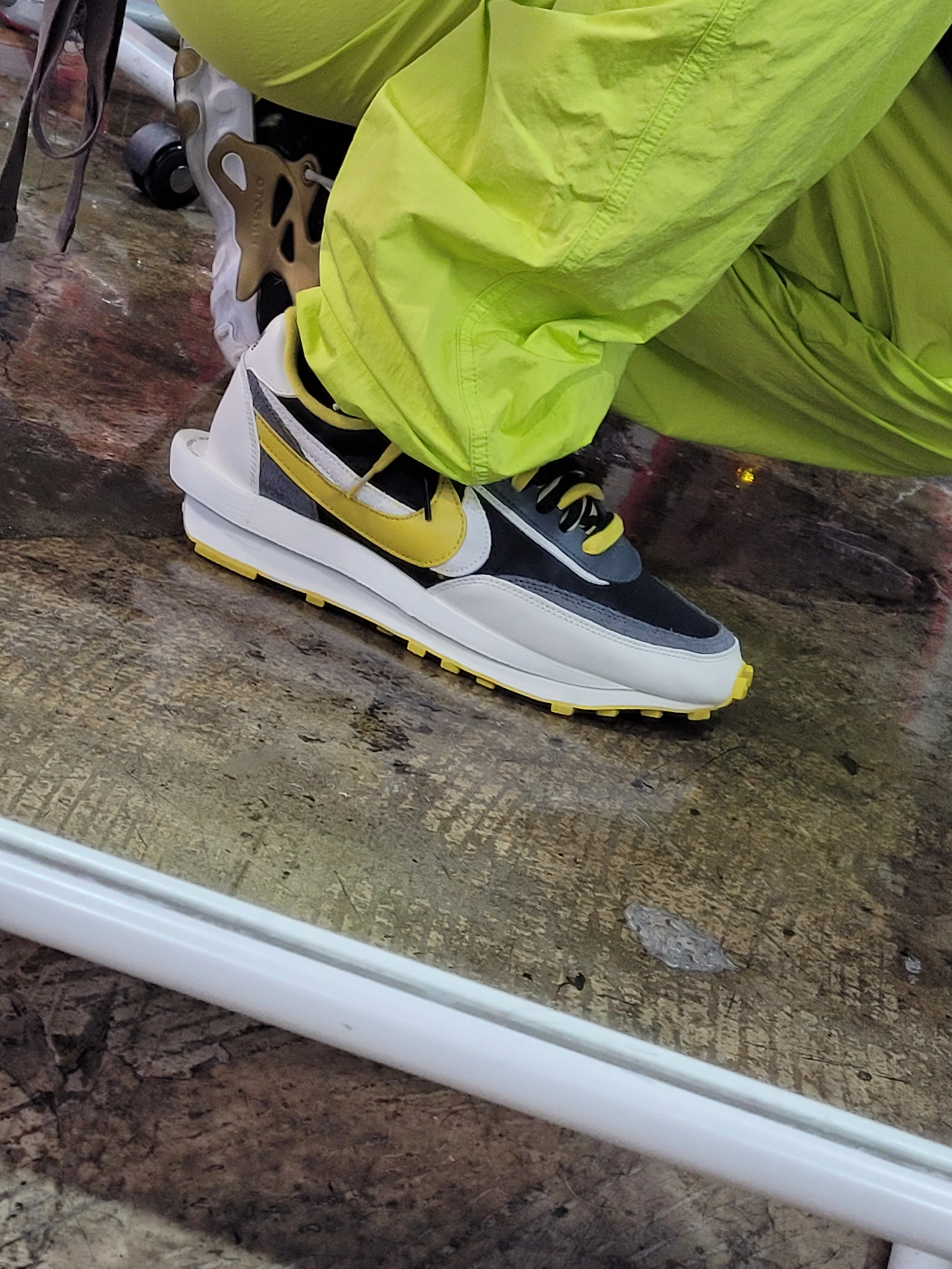 Nike x Sacai x Undercover LDWaffle Black Bright Citron, Nike x Stussy Beach Pants Bright Cactus 착용 스타일 - 1