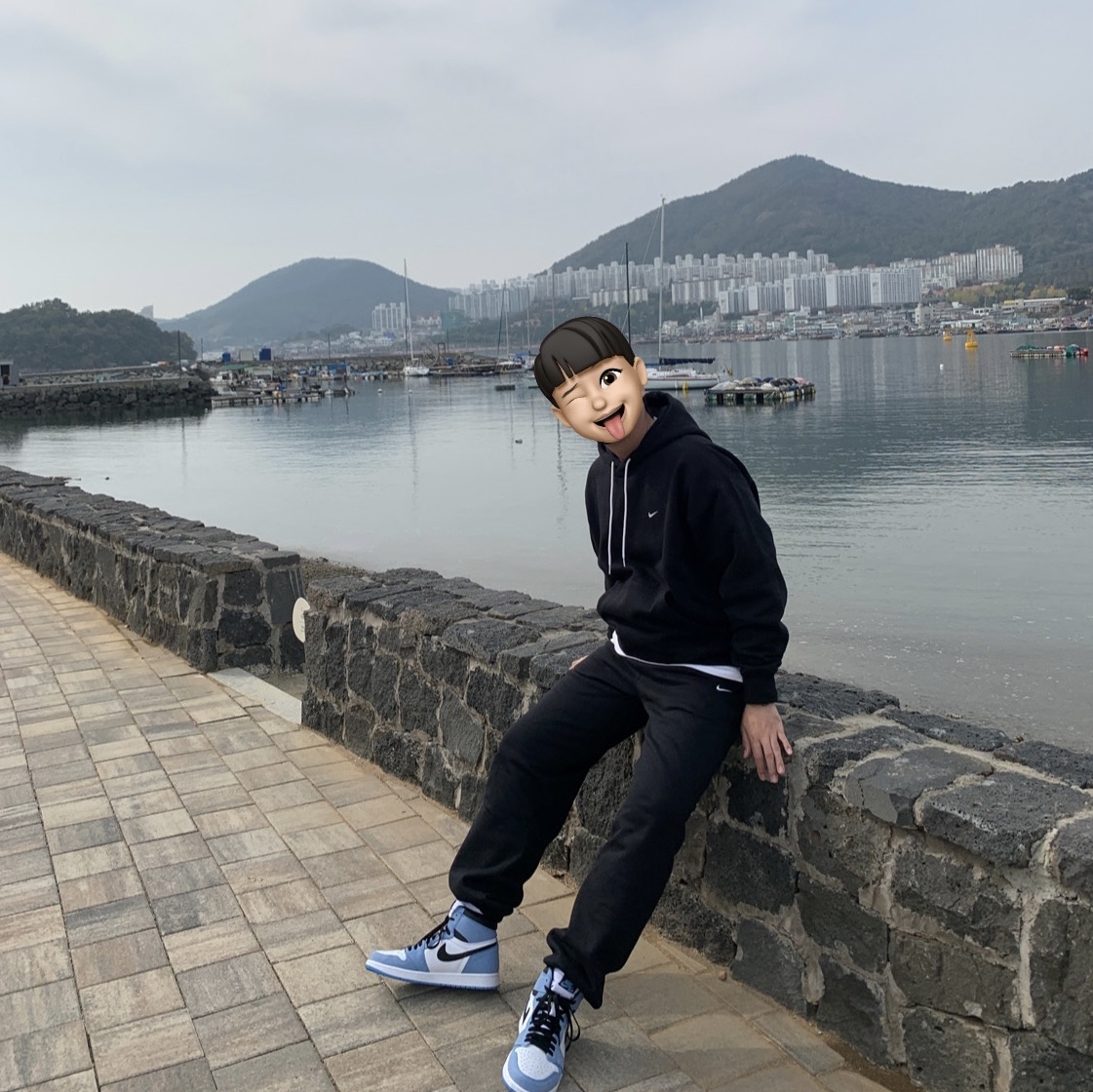 Jordan 1 Retro High OG University Blue, Nike NRG Solo Swoosh Fleece Hoodie Black White - Asia 착용 스타일