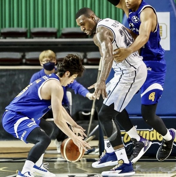 Jordan Zion 1 PF Blue Void 착용 스타일