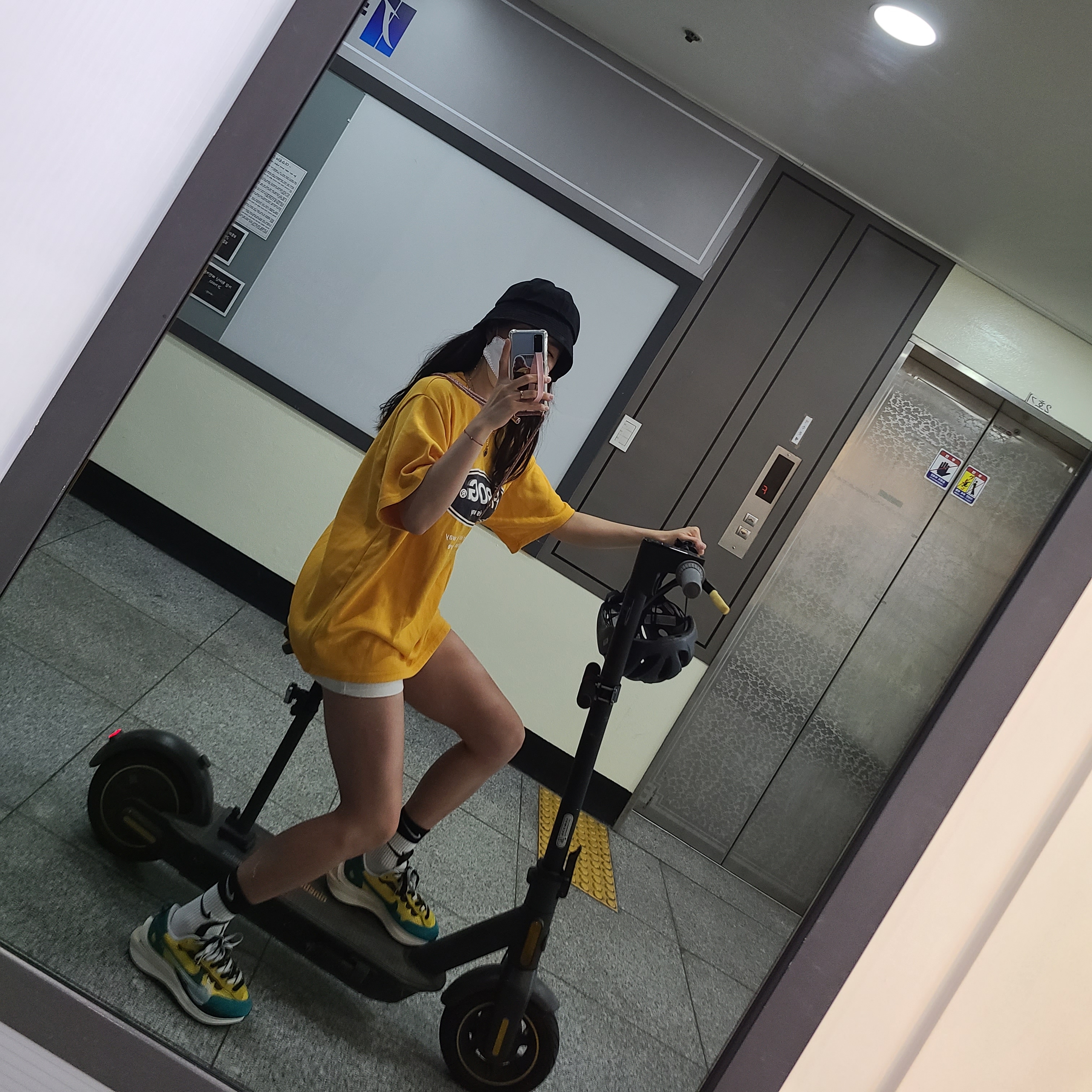 Nike x Sacai VaporWaffle Tour Yellow & Gorge Green Sail 착용 스타일