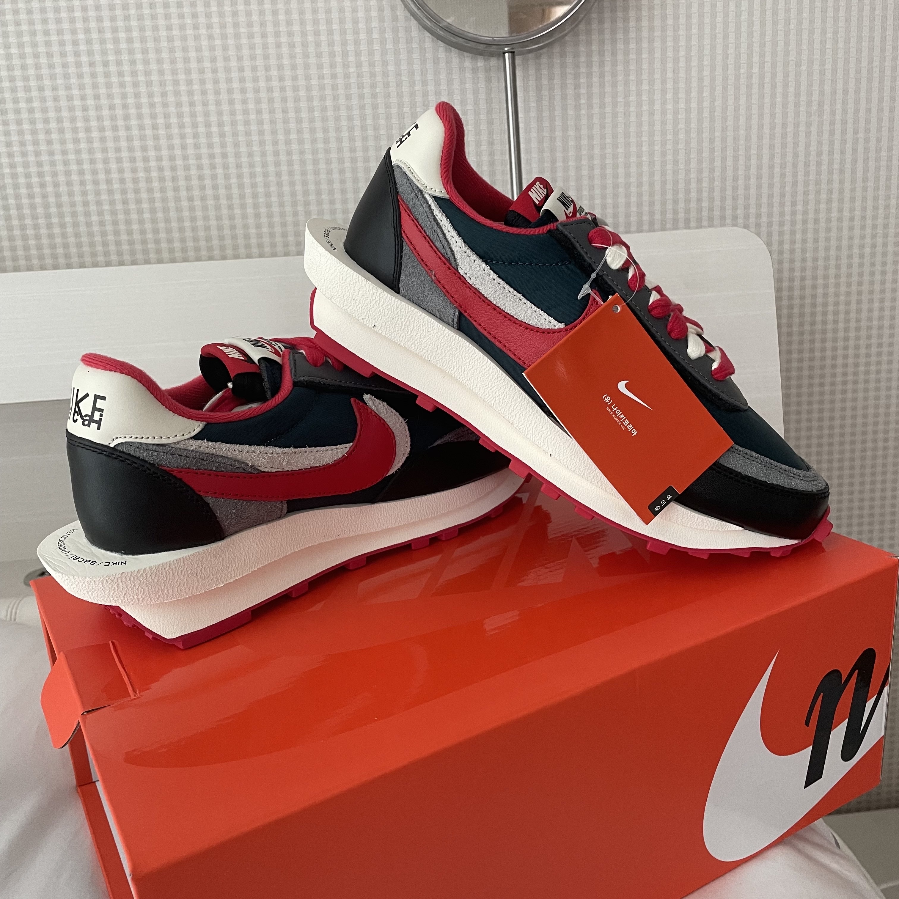 Nike x Sacai x Undercover LDWaffle Midnight Spruce University Red 착용 스타일