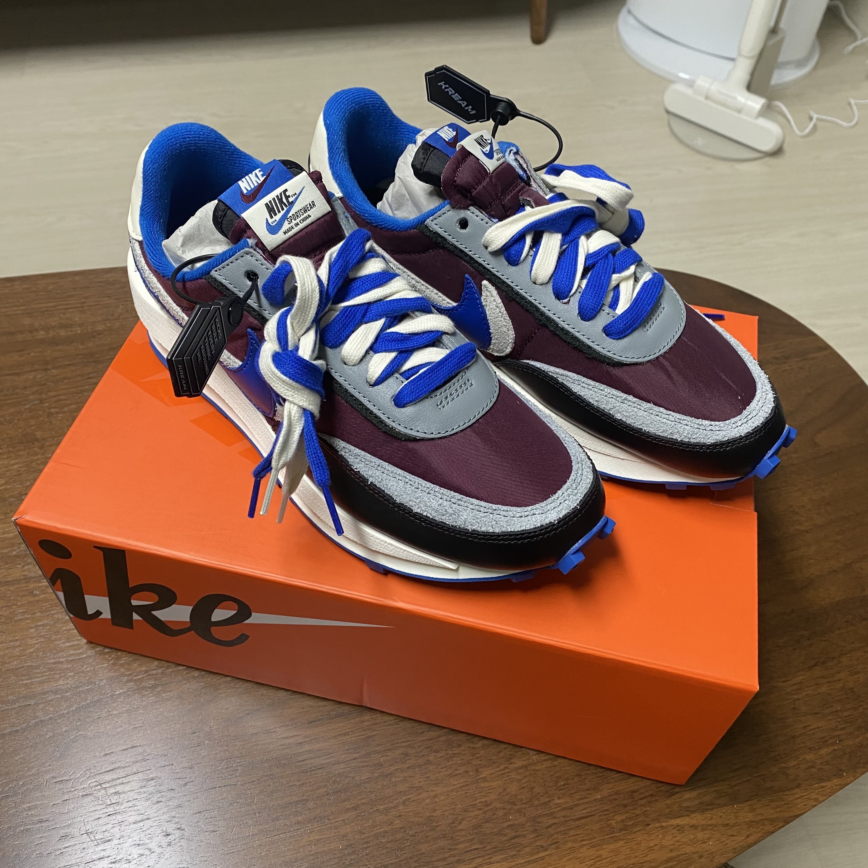 Nike x Sacai x Undercover LDWaffle Night Maroon Team Royal 착용 스타일 - 2