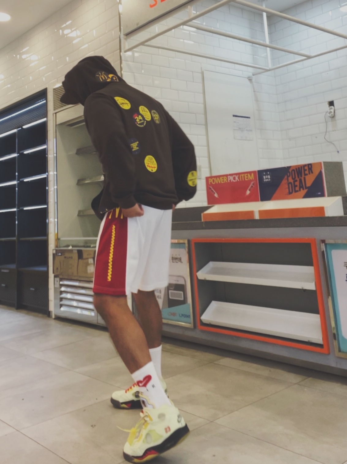 Jordan 5 x Off-White Retro SP Sail Fire Red 착용 스타일 - 2