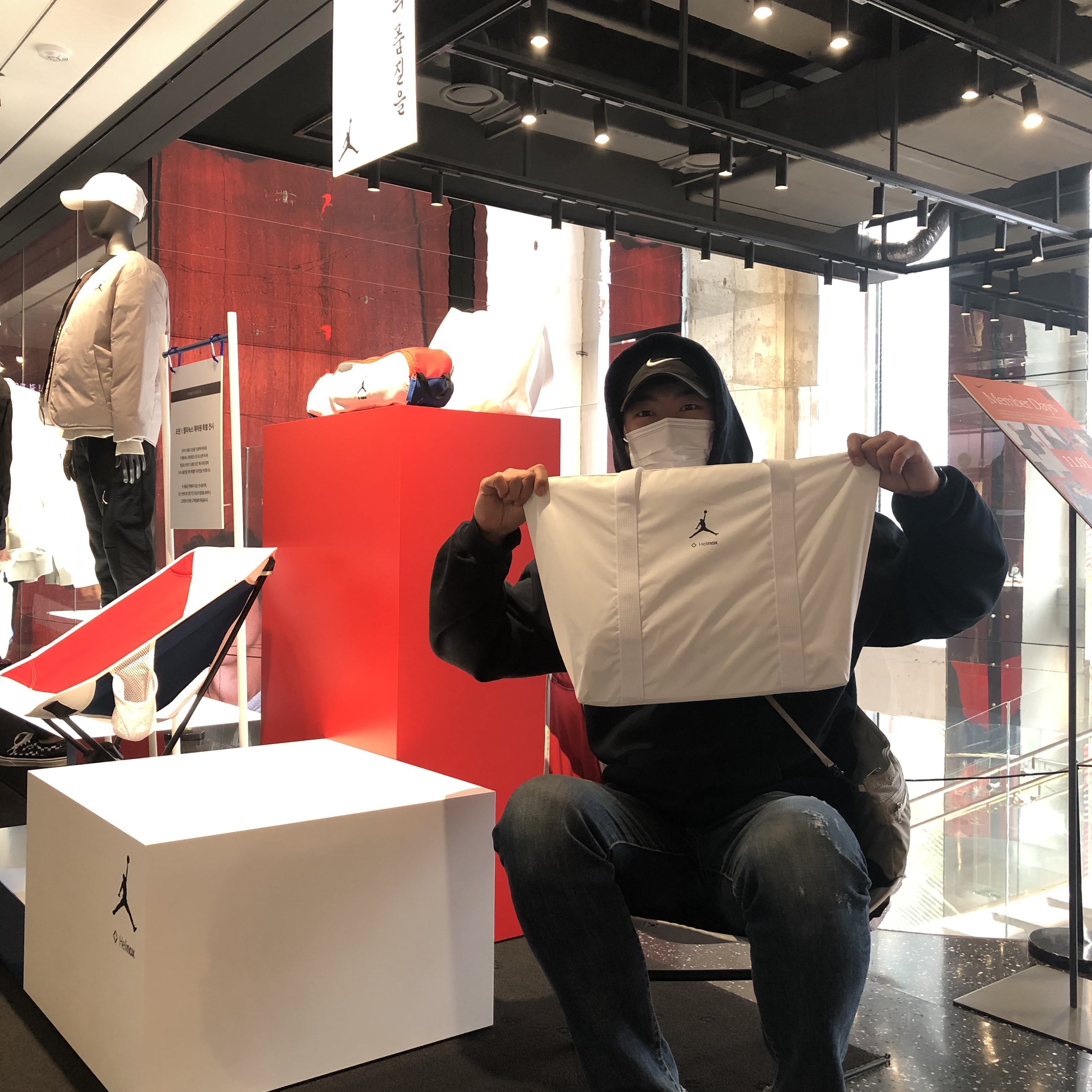Helinox x Jordan Chair One, Jordan 1 x Travis Scott Retro Low OG SP Mocha 착용 스타일