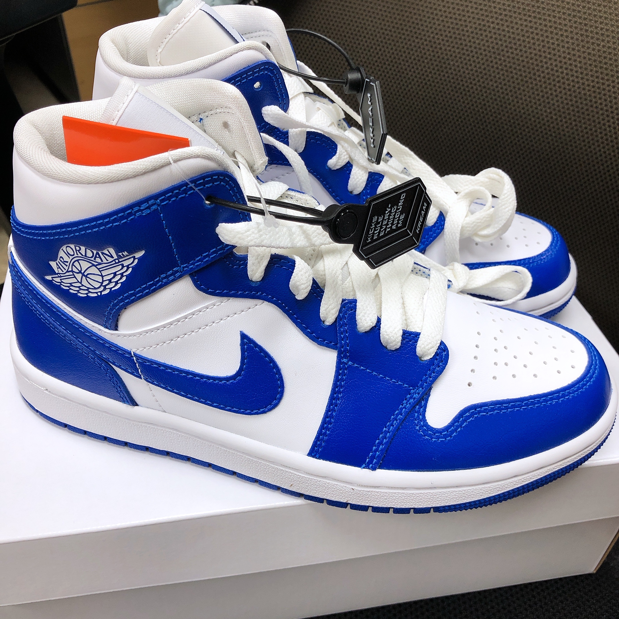 (W) Jordan 1 Mid White Hyper Royal 착용 스타일
