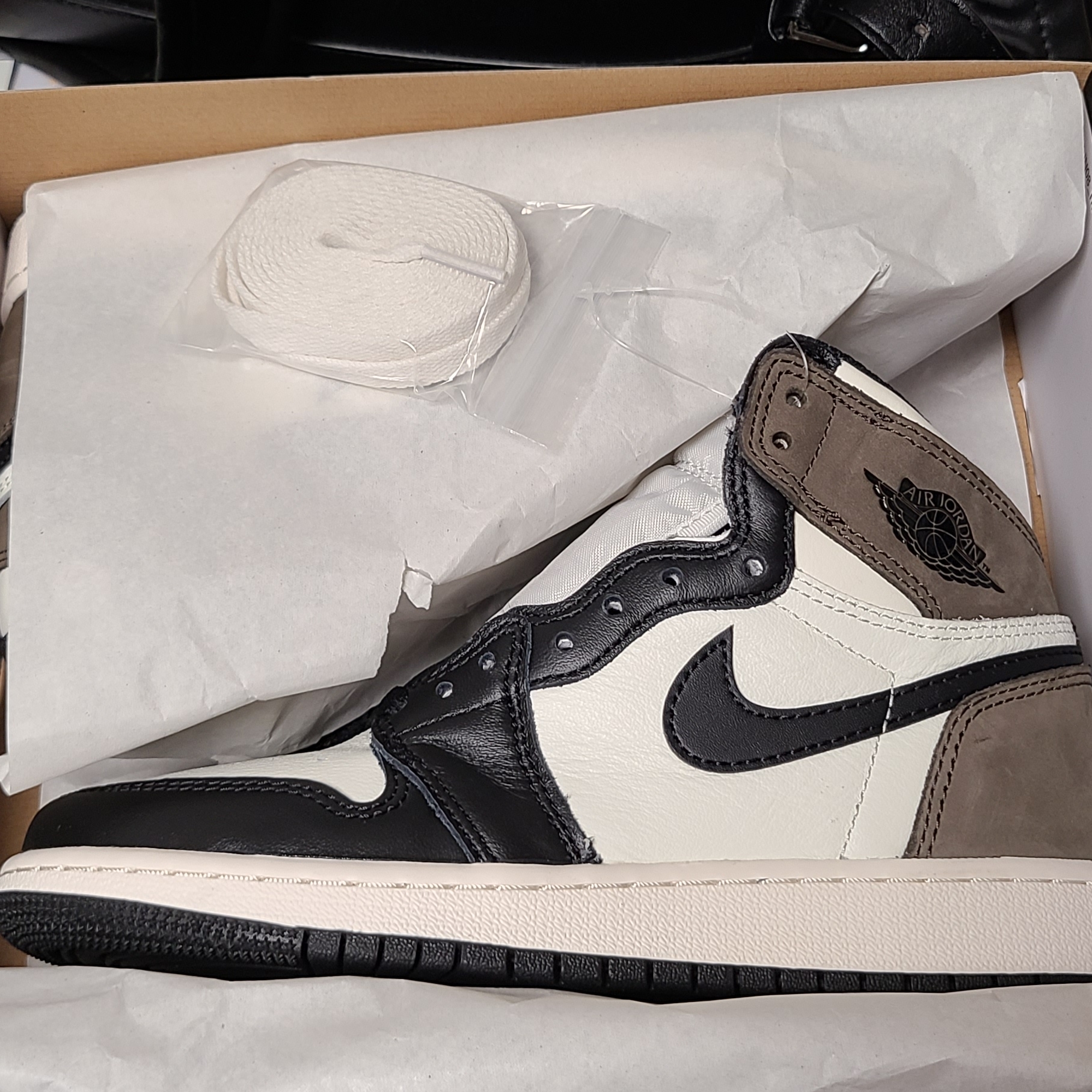 Jordan 1 Retro High OG Black Mocha 착용 스타일