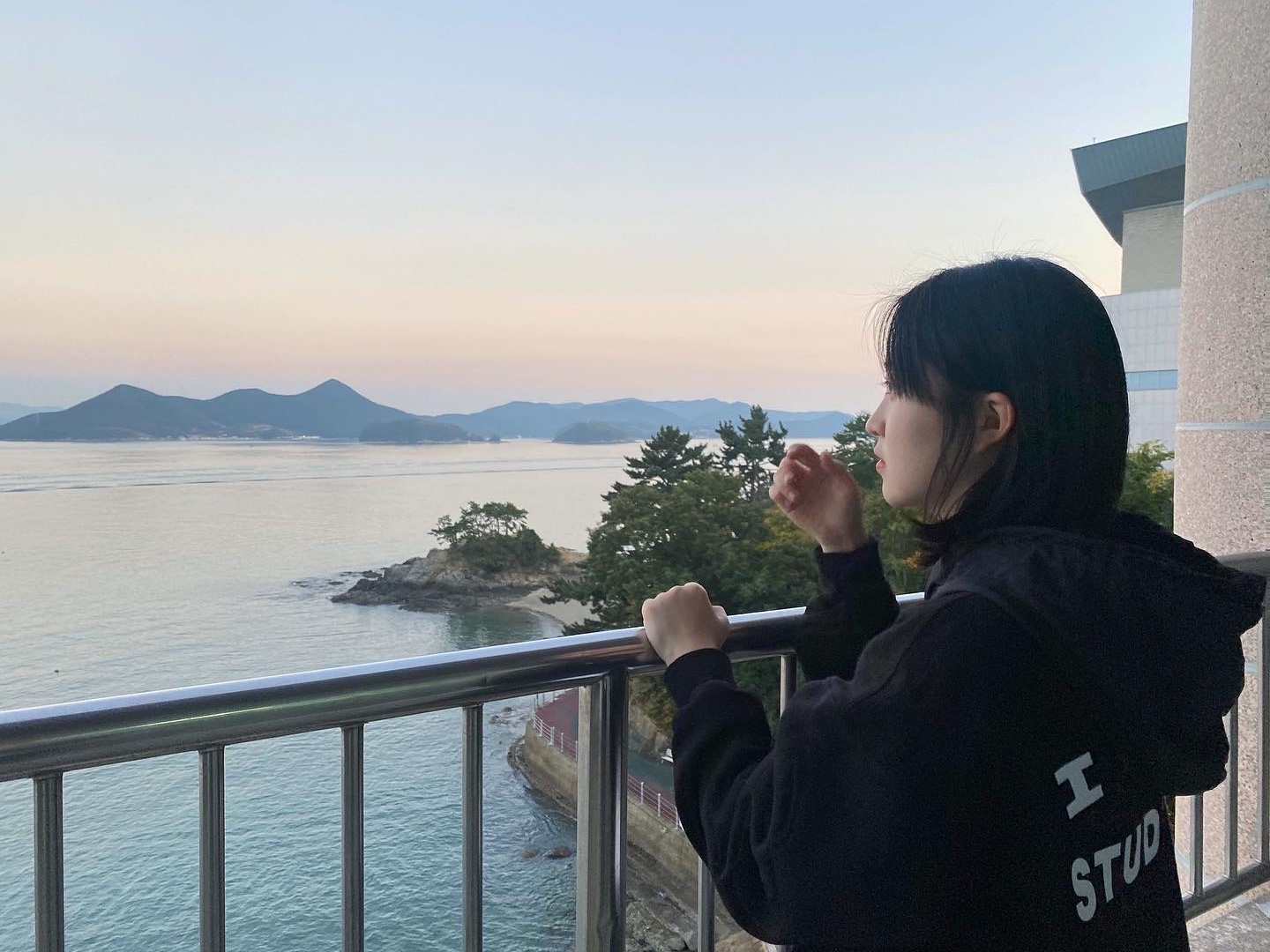 IAB Studio Woven Hoodie Black 착용 스타일 - 3