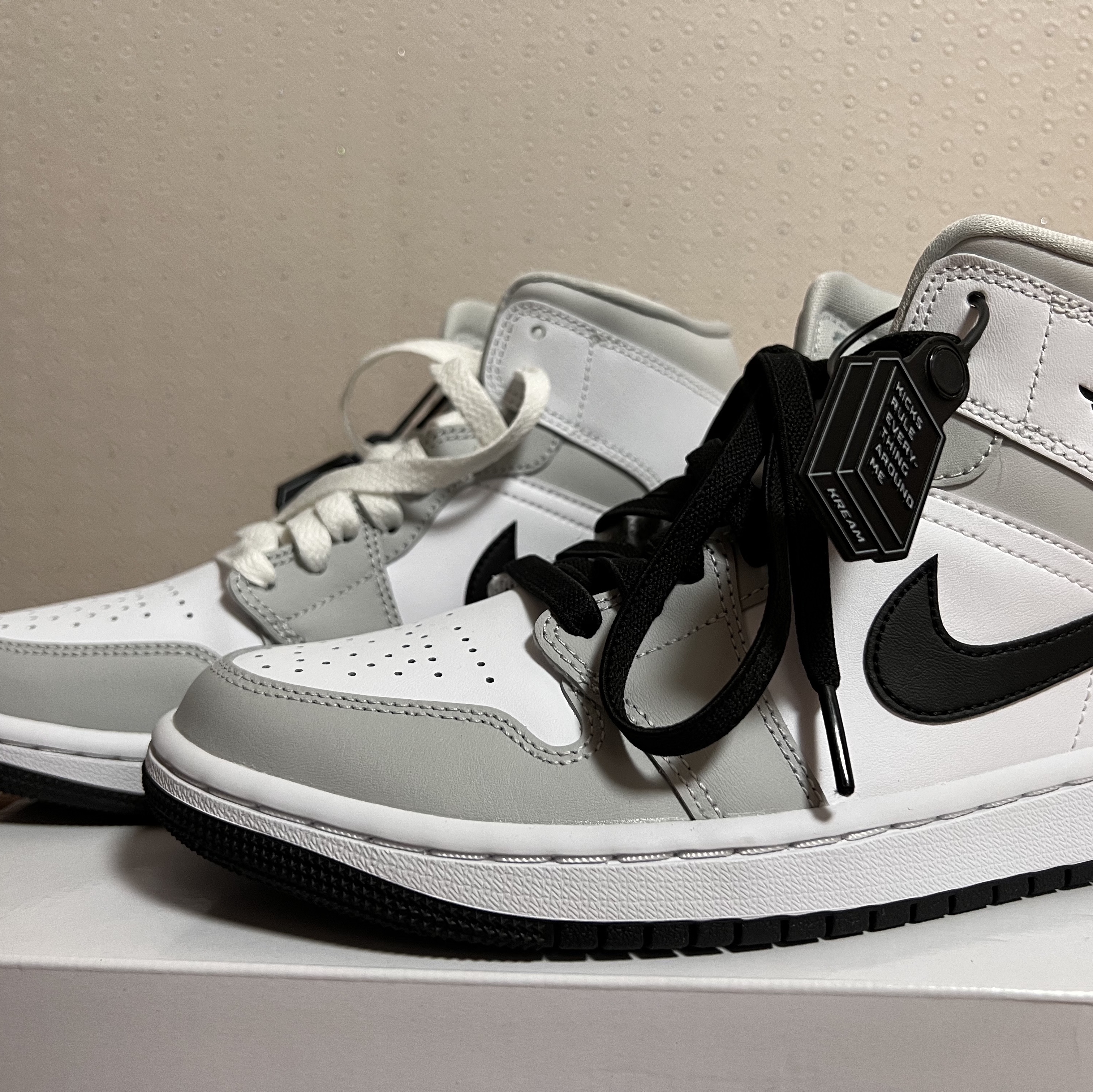 (W) Jordan 1 Mid Grey Fog 착용 스타일 - 1