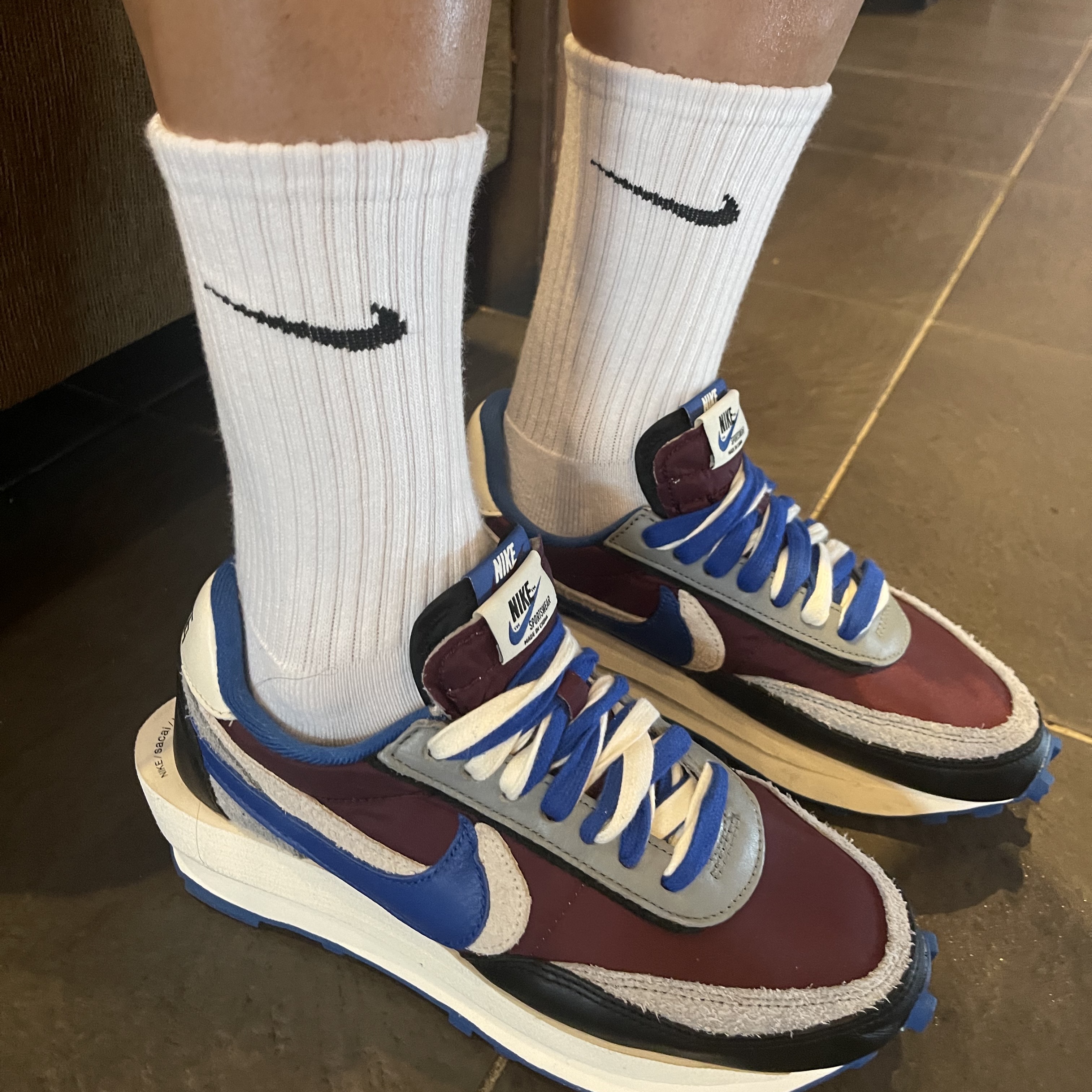 Nike x Sacai x Undercover LDWaffle Night Maroon Team Royal 착용 스타일