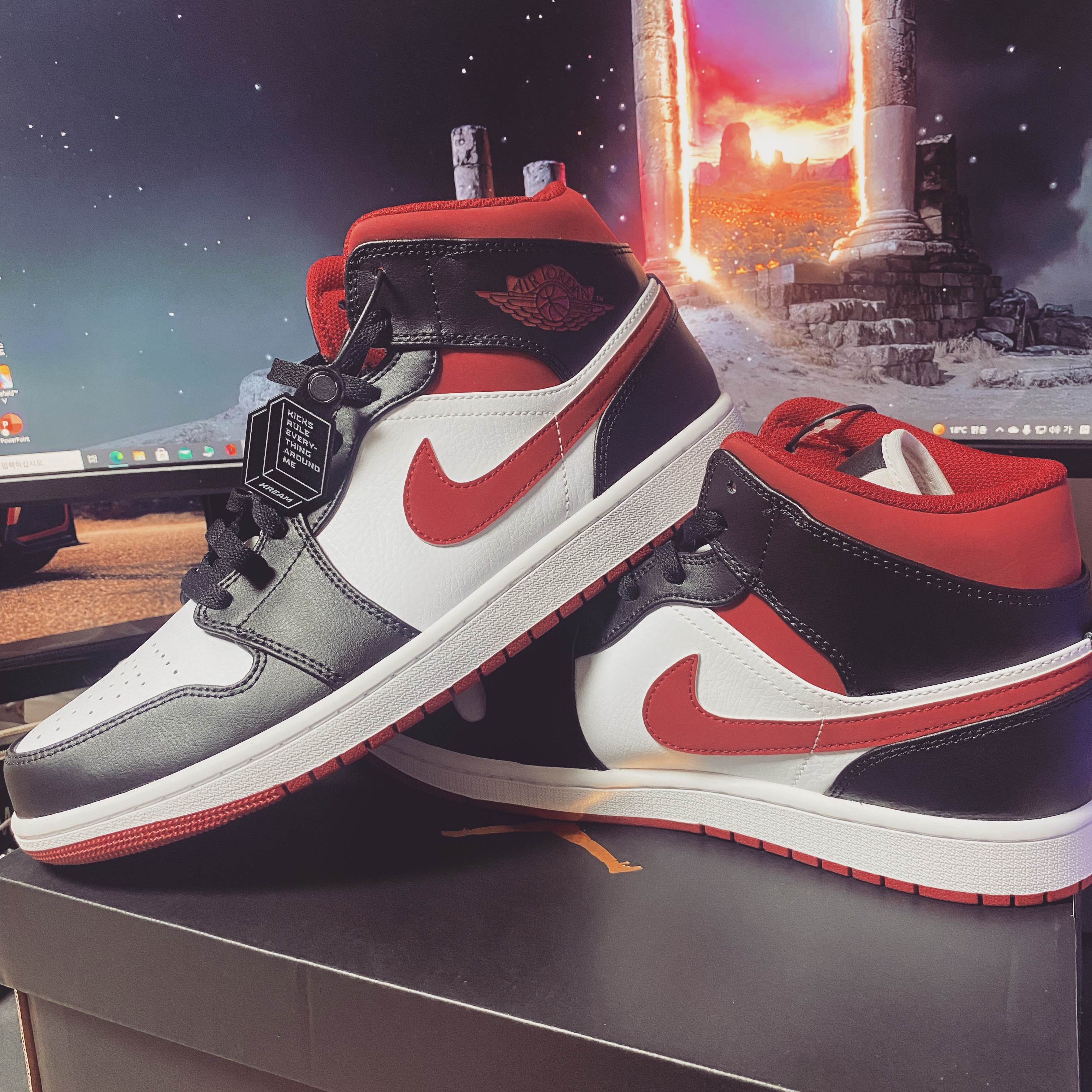 Jordan 1 Mid Gym Red Black White 착용 스타일