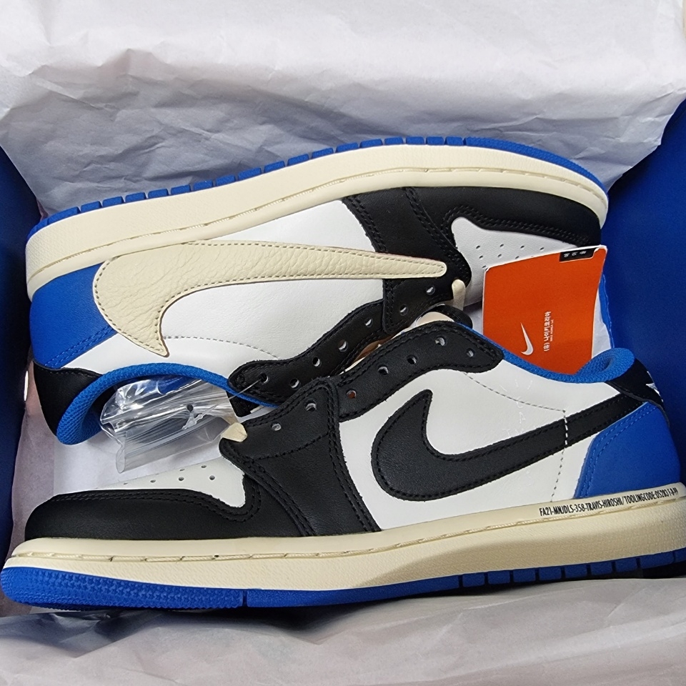 Jordan 1 x Travis Scott x Fragment Retro Low OG SP Military Blue 착용 스타일 - 2