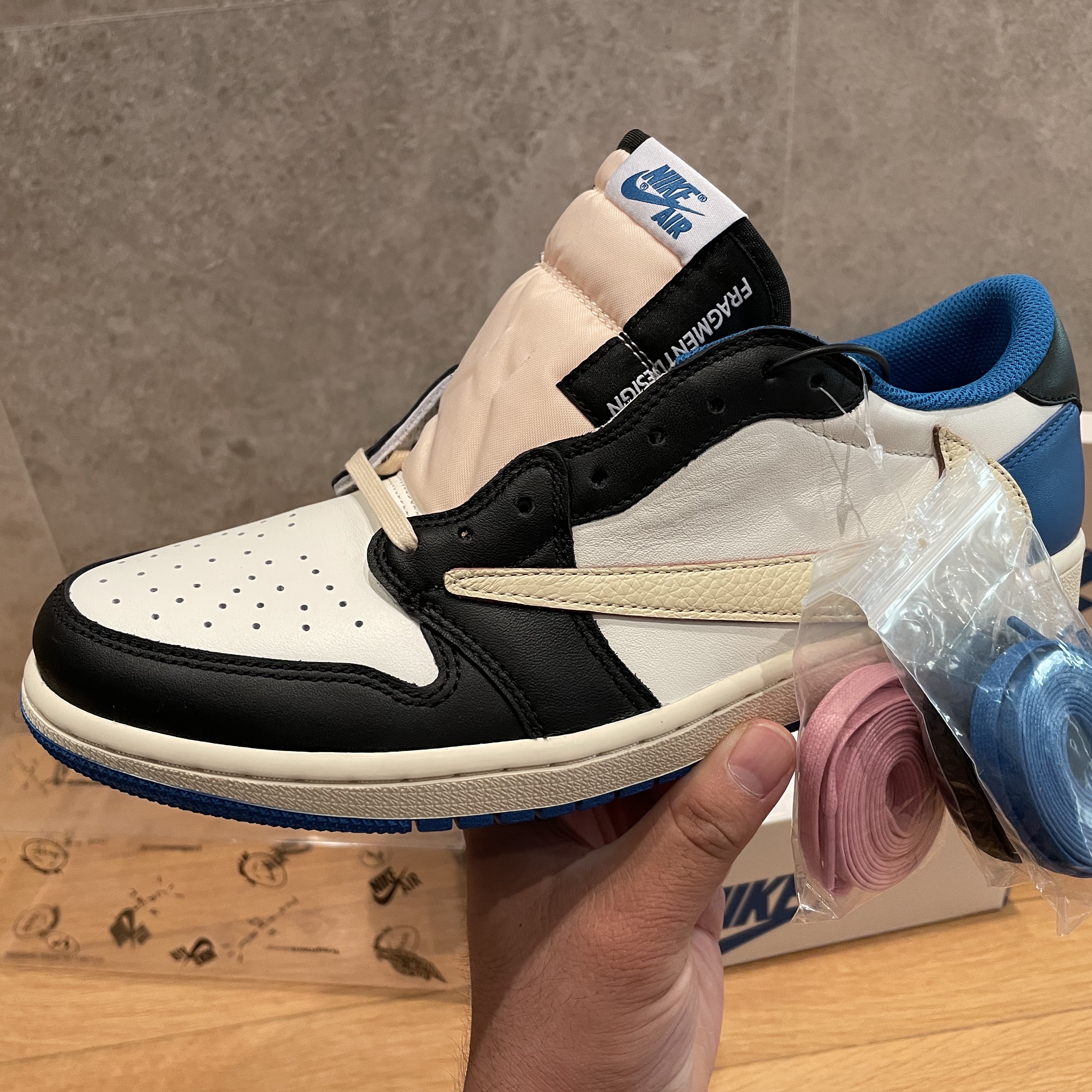 Jordan 1 x Travis Scott x Fragment Retro Low OG SP Military Blue 착용 스타일 - 1
