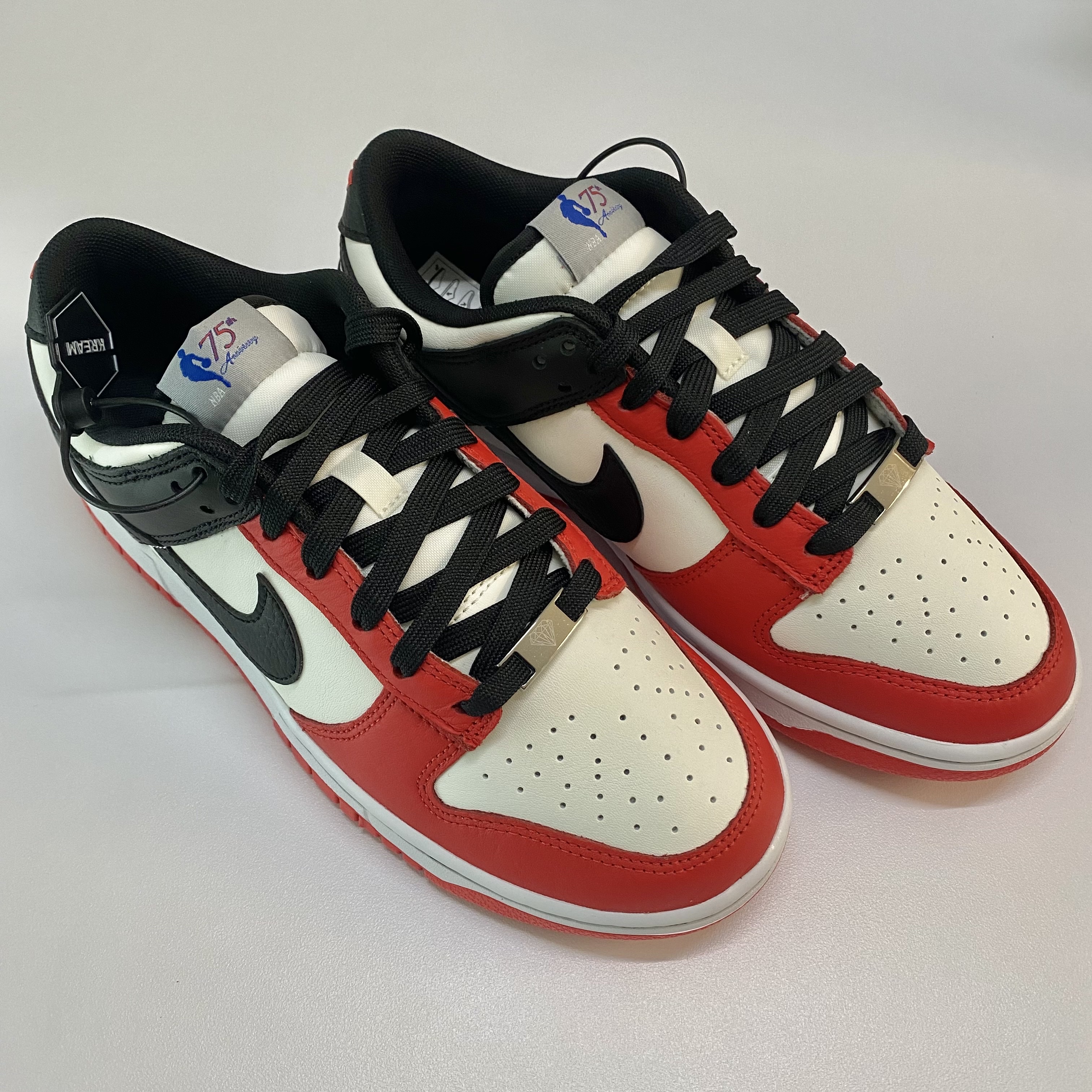 Nike x NBA Dunk Low Retro EMB Black and Chile Red, (GS) Nike x NBA Dunk Low Black and Chile Red 착용 스타일 - 2