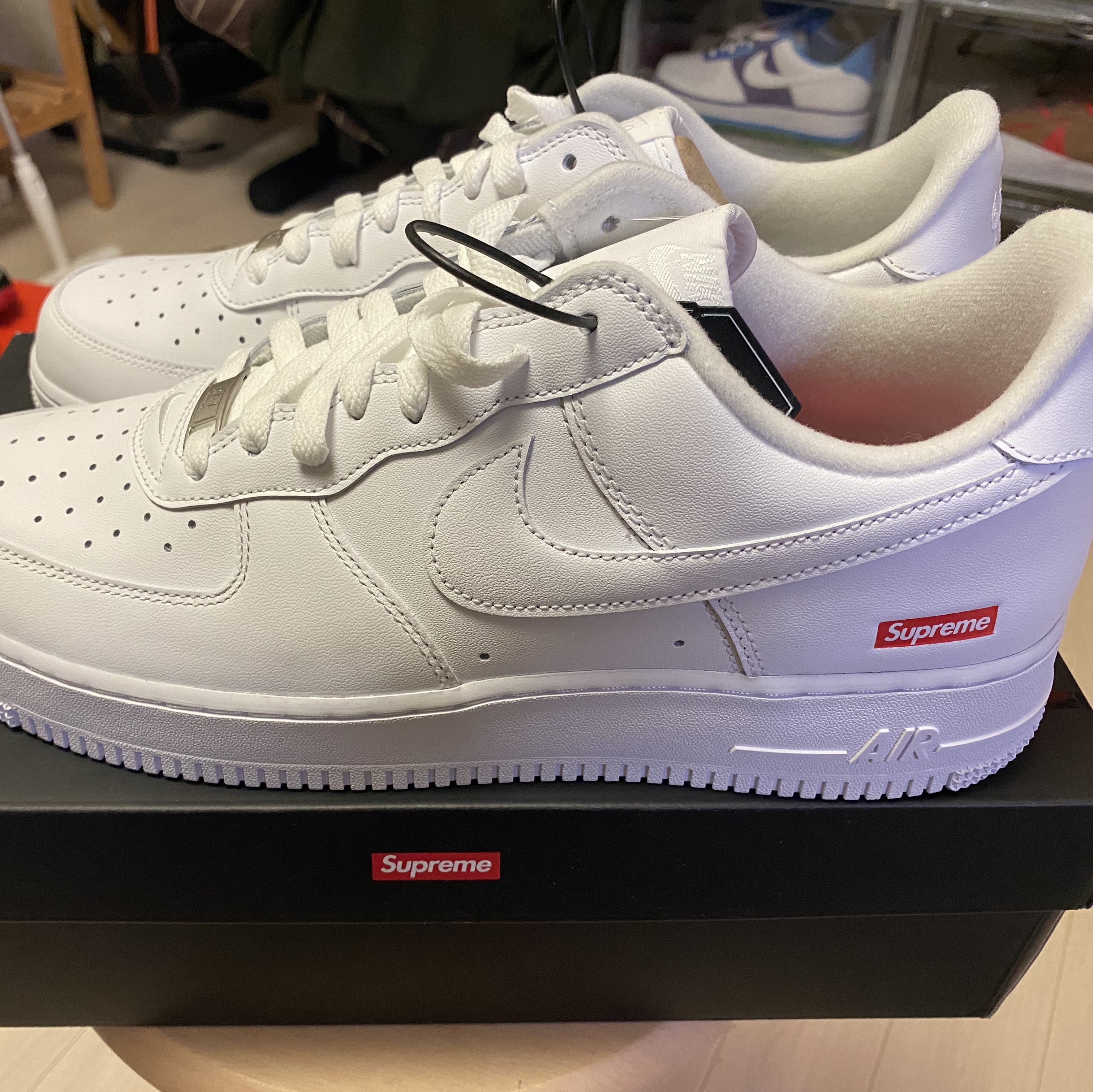 Nike x Supreme Air Force 1 Low White 착용 스타일 - 1