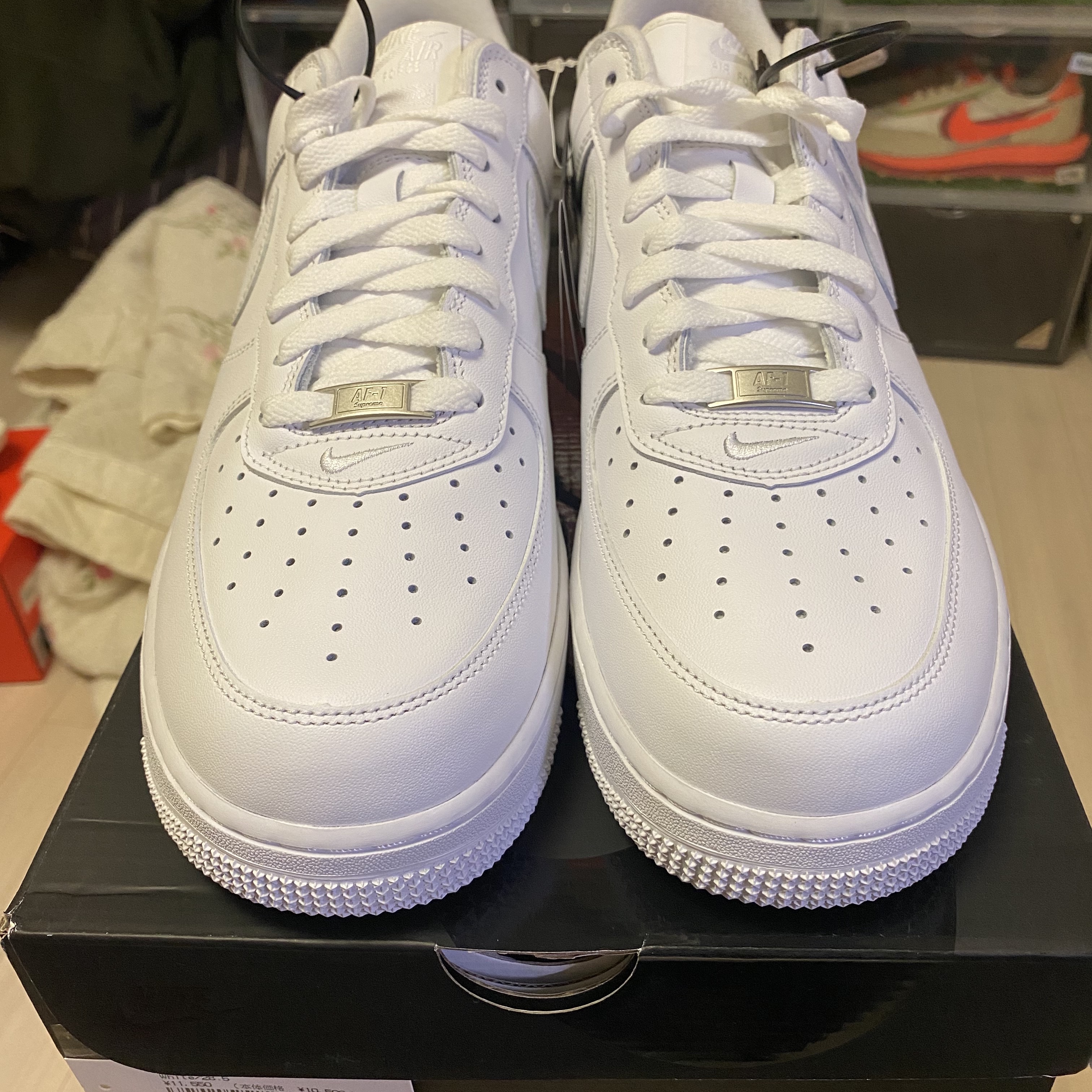 Nike x Supreme Air Force 1 Low White 착용 스타일 - 3