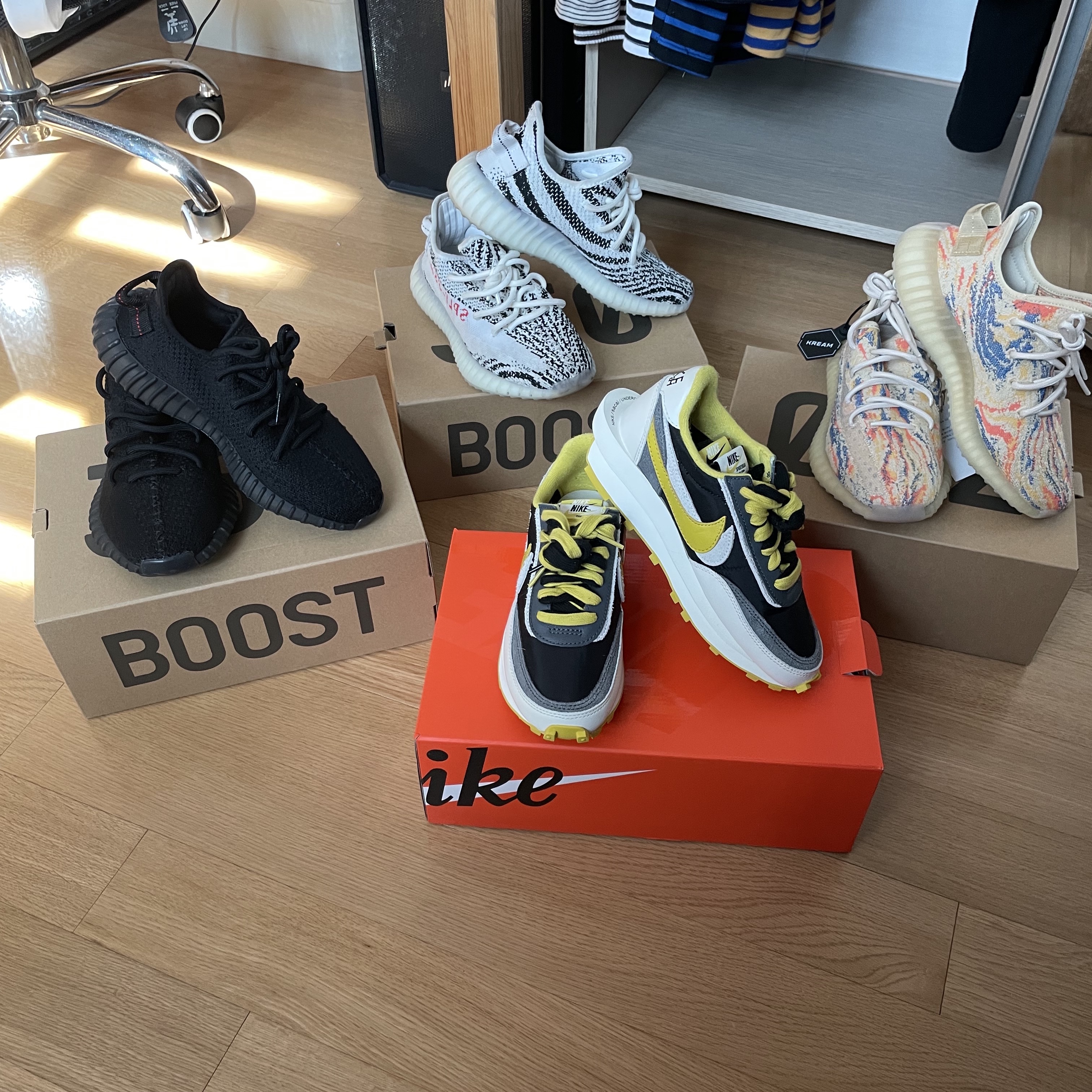 Adidas Yeezy Boost 350 V2 Zebra 2017/2019/2020, Nike x Sacai x Undercover LDWaffle Black Bright Citron 착용 스타일 - 1