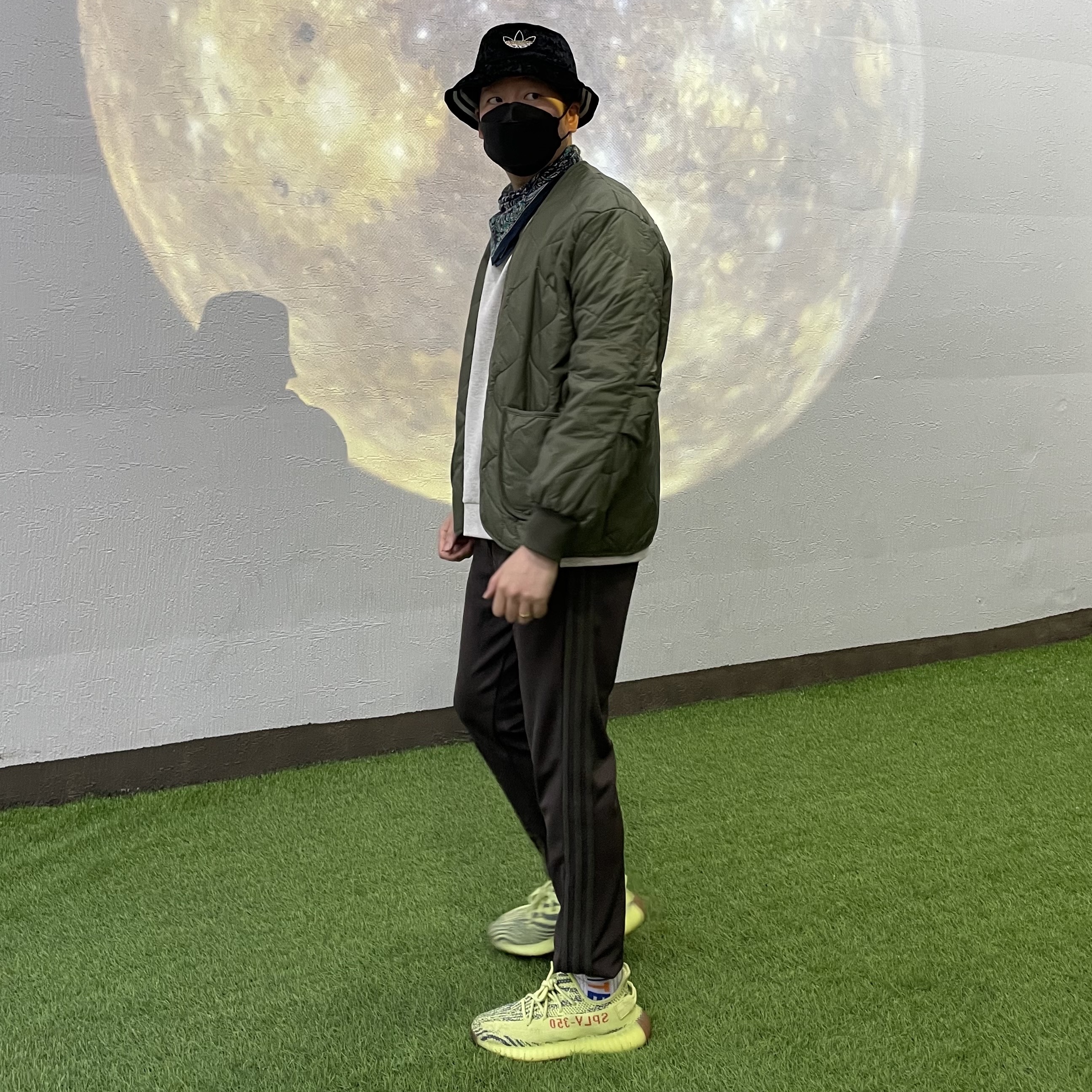 Adidas Yeezy Boost 350 V2 Semi Frozen Yellow 착용 스타일 - 1