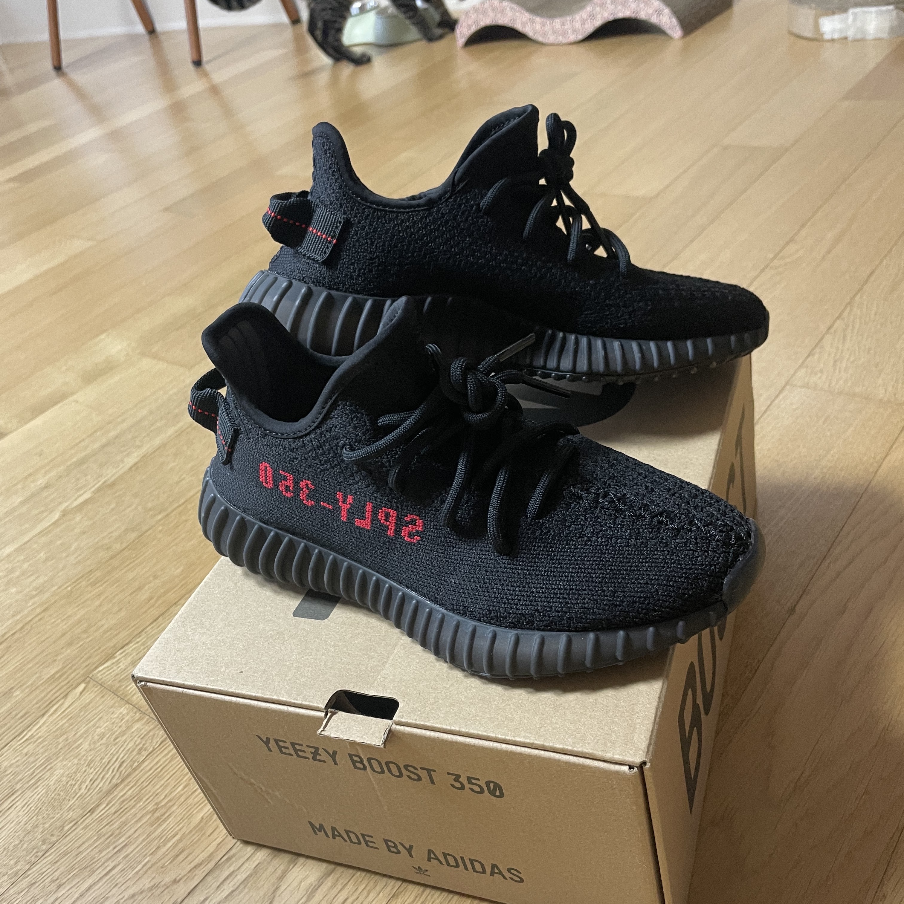 Adidas Yeezy Boost 350 V2 Black Red 2020 착용 스타일 - 2