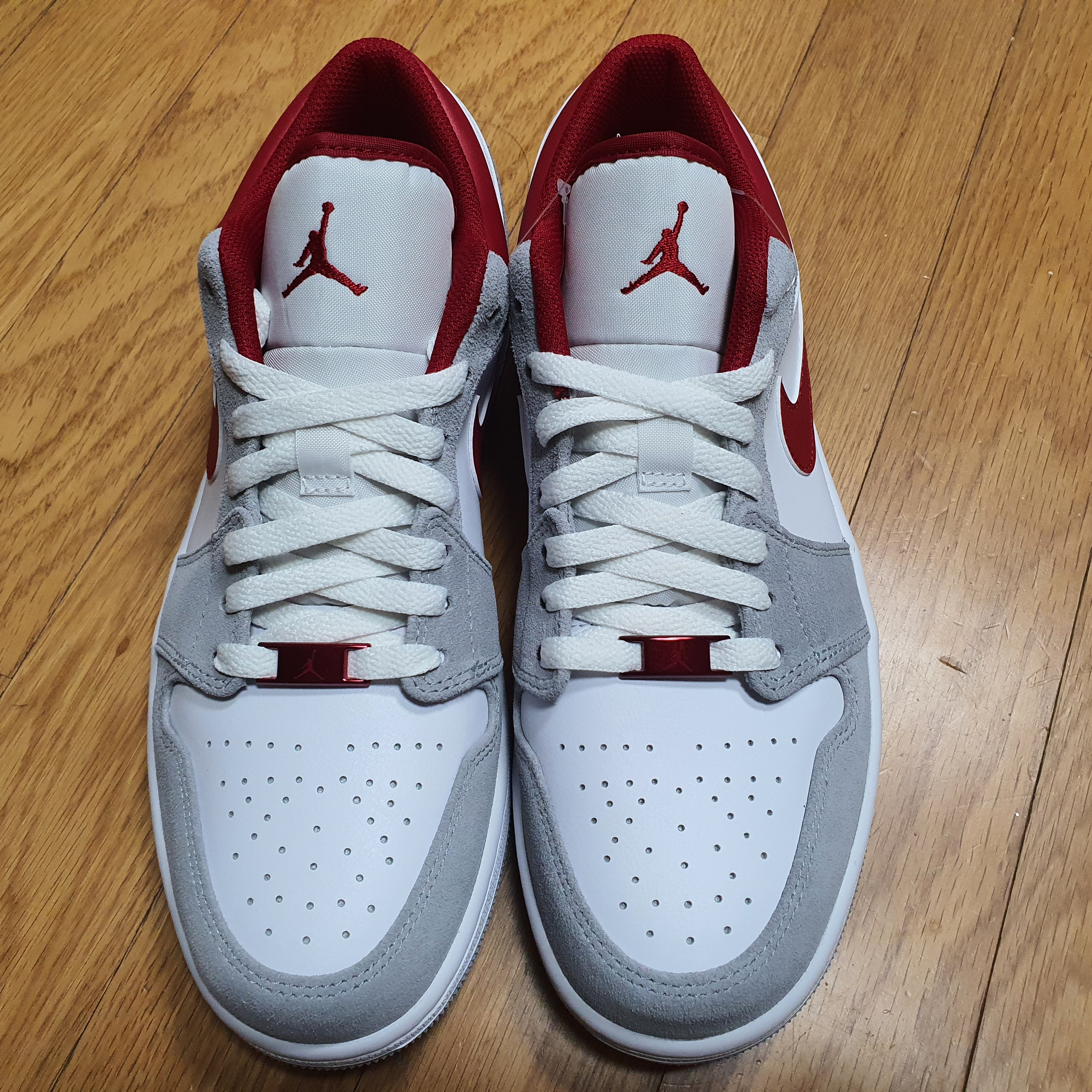 Jordan 1 Low SE Light Smoke Grey Gym Red 착용 스타일 - 3