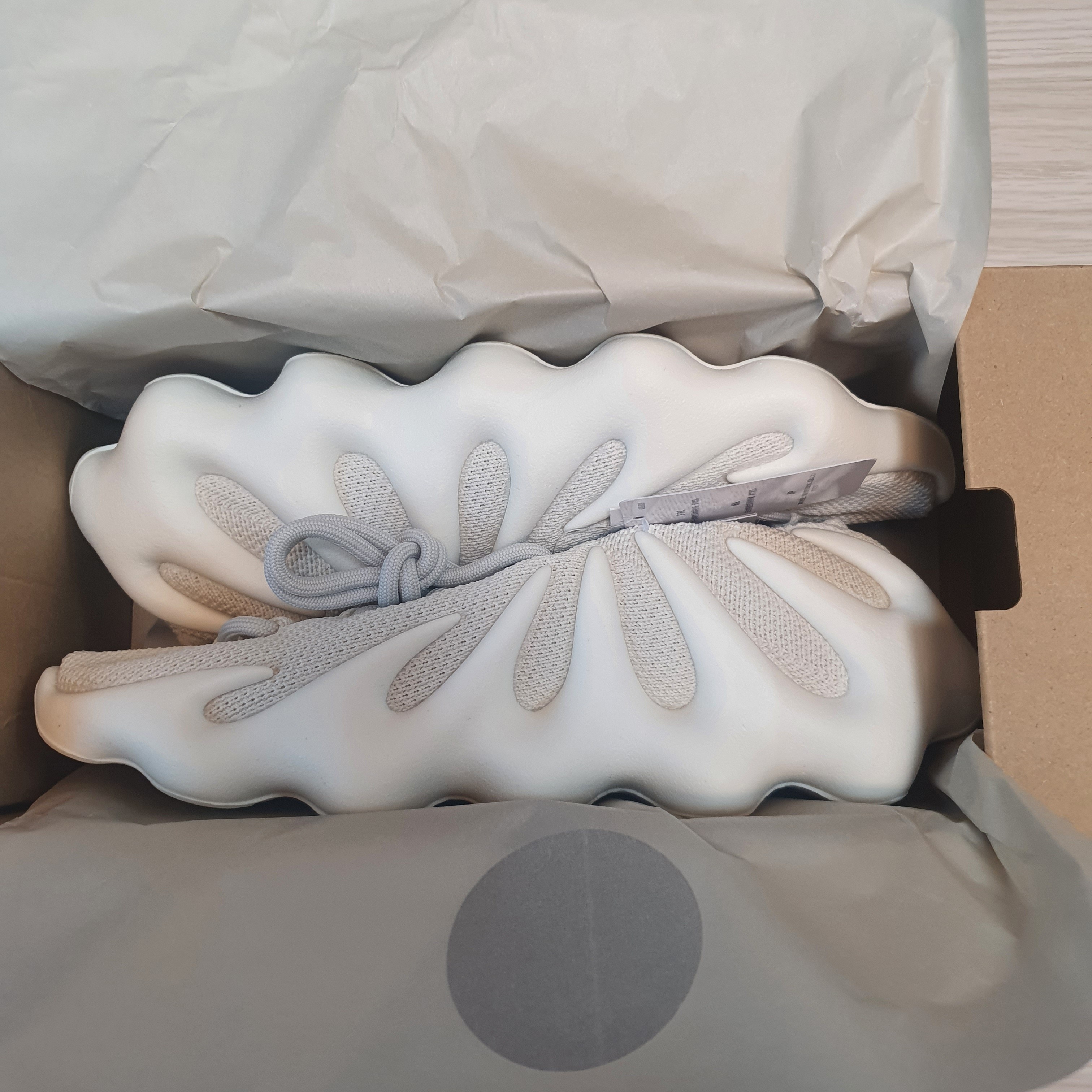 Adidas Yeezy 450 Cloud White 착용 스타일 - 2