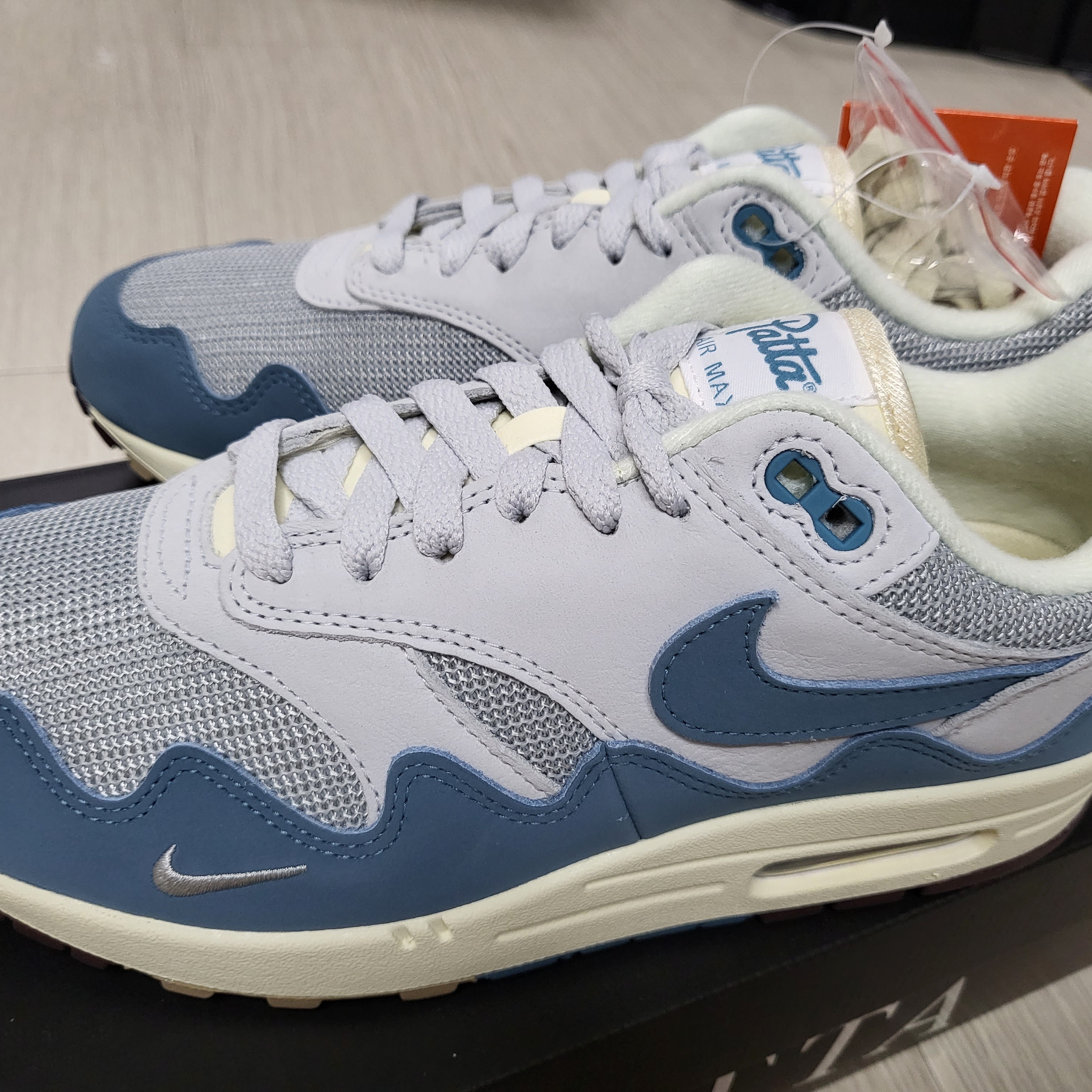 Nike x Patta Air Max 1 Noise Aqua 착용 스타일 - 2