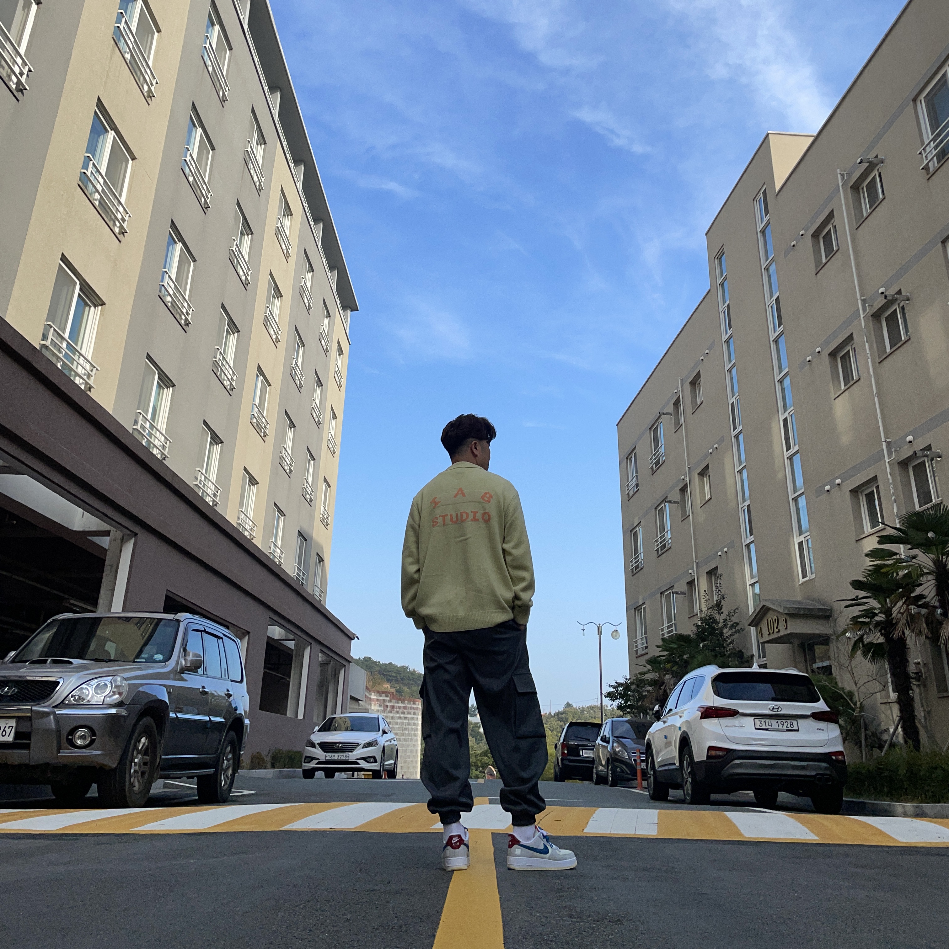 IAB Studio x Obey Archer Cardigan Yellow 착용 스타일 - 2
